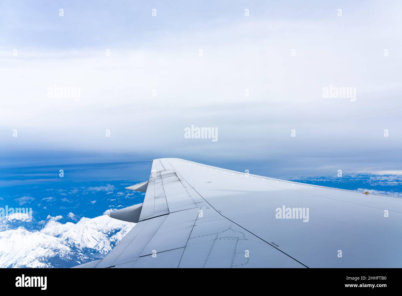 Flugzeugflügel über den Seattle Iced Mountains, Vereinigte Staaten von Amerika Stockfoto
