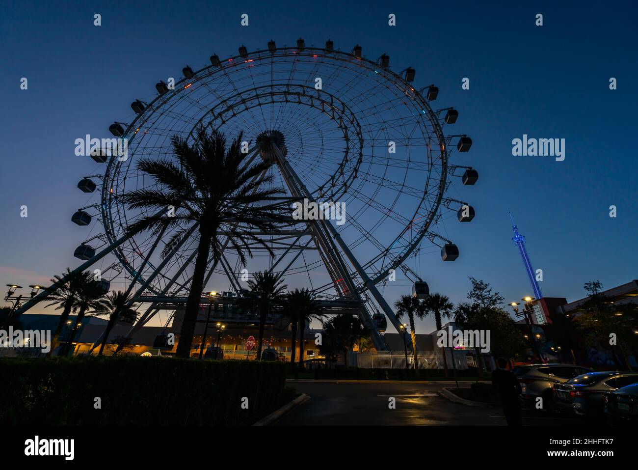 Orlando, Florida, Vereinigte Staaten von Amerika - DEZEMBER, 2018: Bei Nacht farbenfrohe Ansicht des Orlando Eye Ferries Wheel Stockfoto