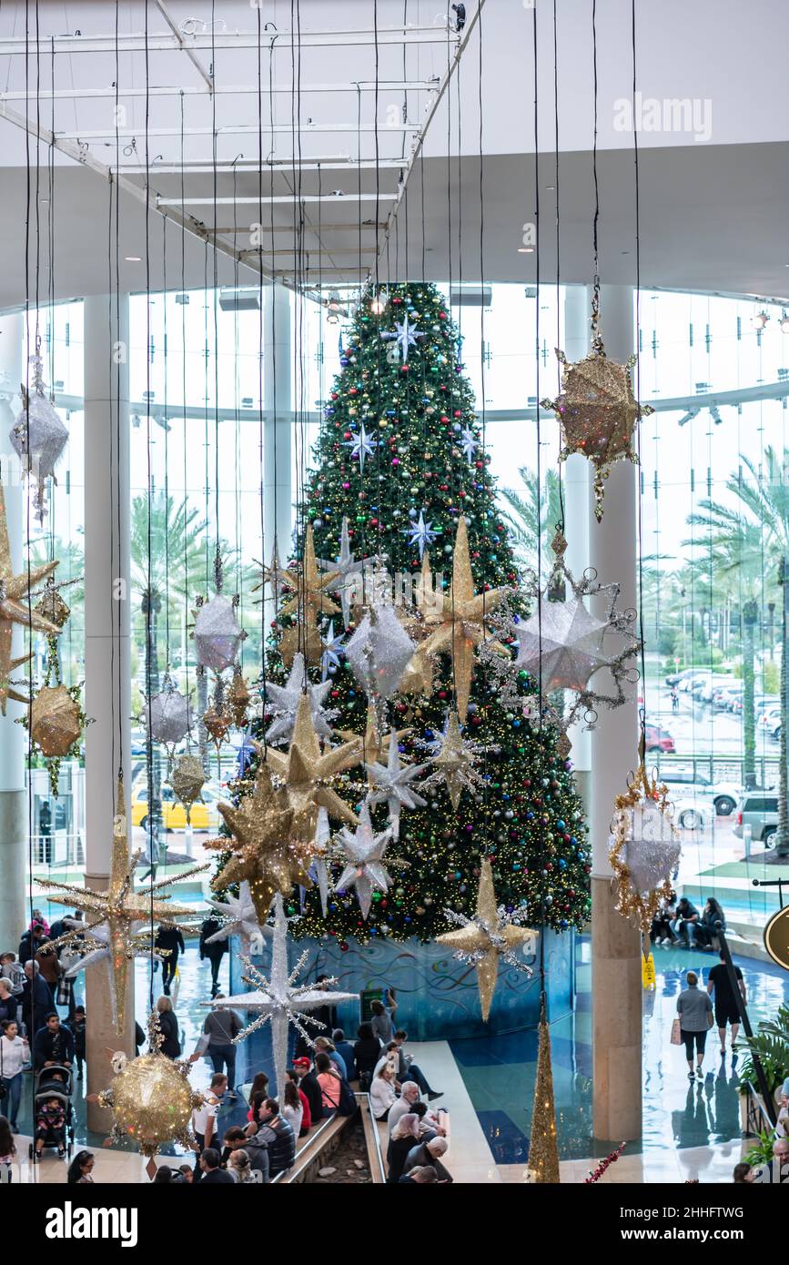 Orlando, Florida, Vereinigte Staaten von Amerika - DEZEMBER, 2018: Wunderschöne und farbenfrohe Weihnachtsbaumdekoration in der Mall at Millenia, einem Einkaufszentrum. Stockfoto