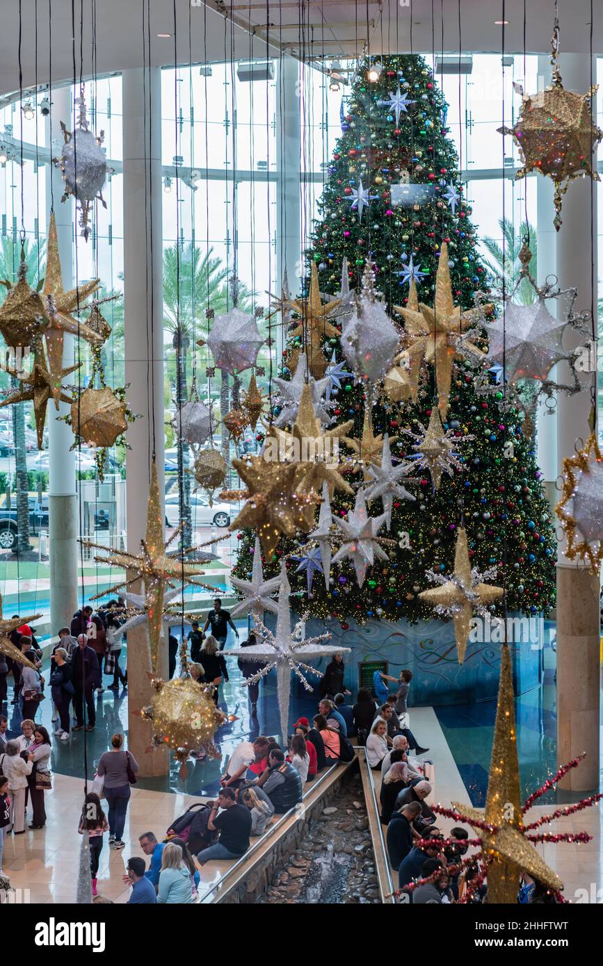 Orlando, Florida, Vereinigte Staaten von Amerika - DEZEMBER, 2018: Wunderschöne und farbenfrohe Weihnachtsbaumdekoration in der Mall at Millenia, einem Einkaufszentrum. Stockfoto