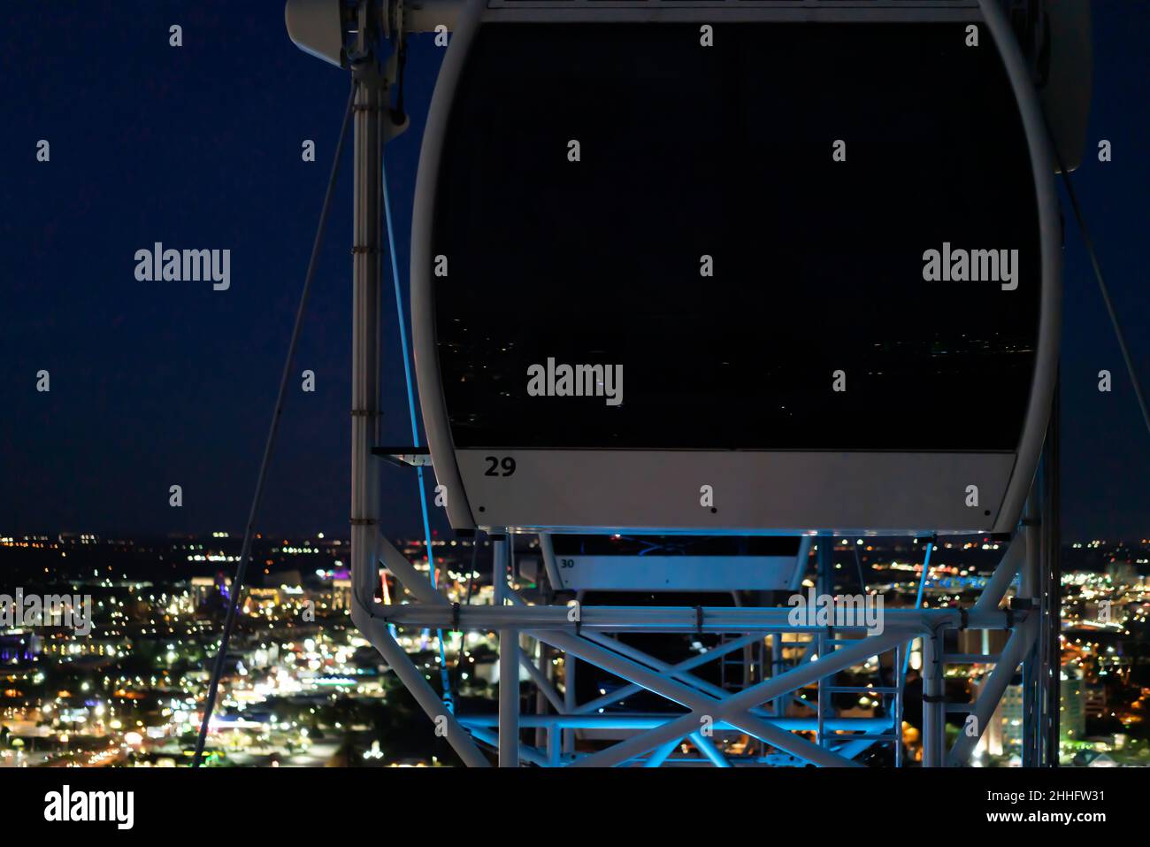 Orlando, Florida, Vereinigte Staaten von Amerika - DEZEMBER, 2018: Bei Nacht farbenfrohe Ansicht des Orlando Eye Ferries Wheel Stockfoto