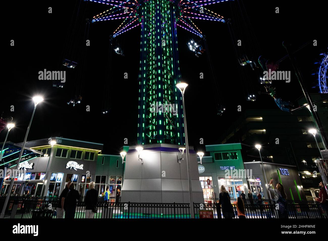 Orlando, Florida, Vereinigte Staaten von Amerika - DEZEMBER, 2018: Nacht bunte Lichter Blick auf Orlando Starflyer Ride, ein Gyro Drop Tower, bei International Stockfoto