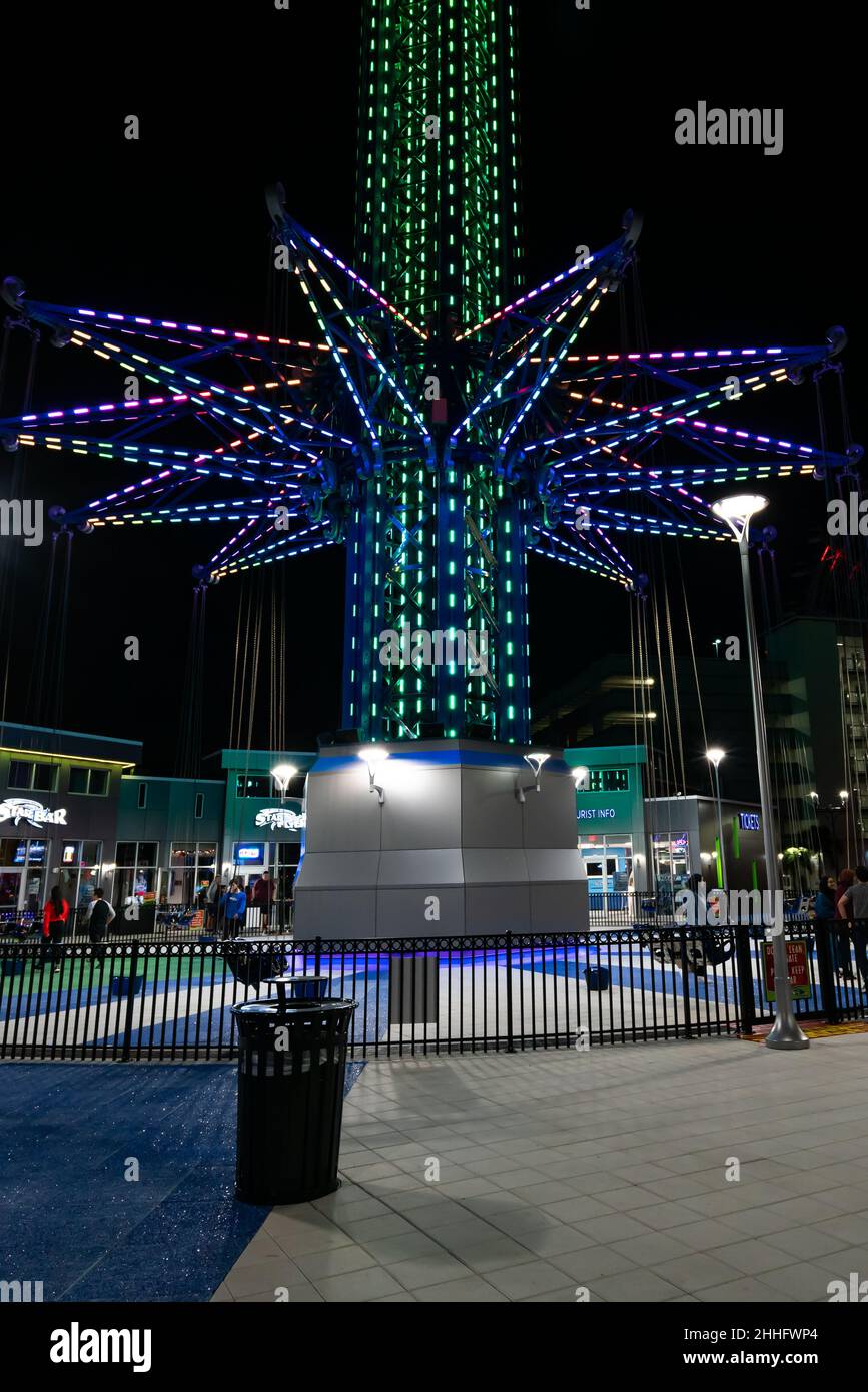 Orlando, Florida, Vereinigte Staaten von Amerika - DEZEMBER, 2018: Nacht bunte Lichter Blick auf Orlando Starflyer Ride, ein Gyro Drop Tower, bei International Stockfoto