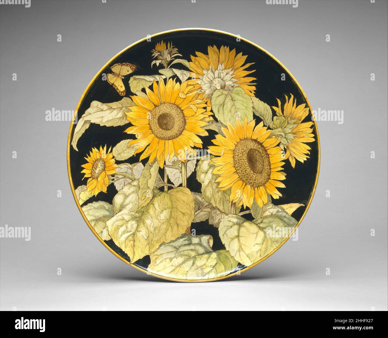 Ladegerät 1876 F. Gadesden Diese große Schale ist mit sechs Sonnenblumen  geschmückt, die in verschiedenen Reifephasen dargestellt sind, von einer  Knospe bis zu einer vollständig geöffneten Blüte. Die Sonnenblume war ein  beliebtes