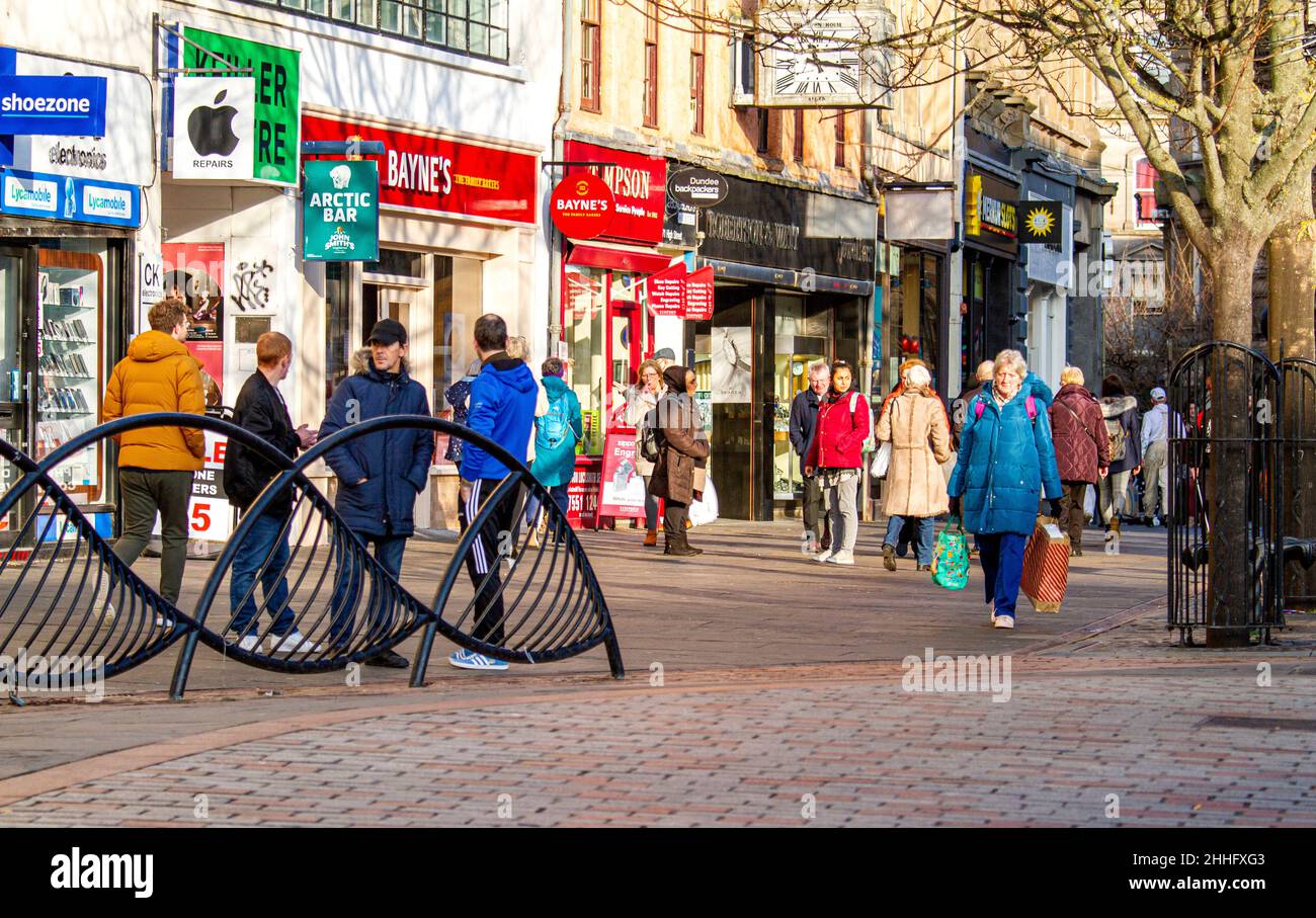 Dundee, Tayside, Schottland, Großbritannien. 24th. Januar 2022. UK Wetter: An einem hellen und kühlen Januarmorgen erreichen die Temperaturen in Teilen von Nordostschottland 7 Grad Celsius. Die Covid-Beschränkungen wurden vereinfacht und treten heute landesweit in Kraft. Trotz der Verpflichtung, Gesichtsbezüge im öffentlichen Nahverkehr und in öffentlichen Innenräumen zu tragen, verbringen die Anwohner den Tag mit Geselligkeit und Shopping im Stadtzentrum von Dundee. Kredit: Dundee Photographics/Alamy Live Nachrichten Stockfoto