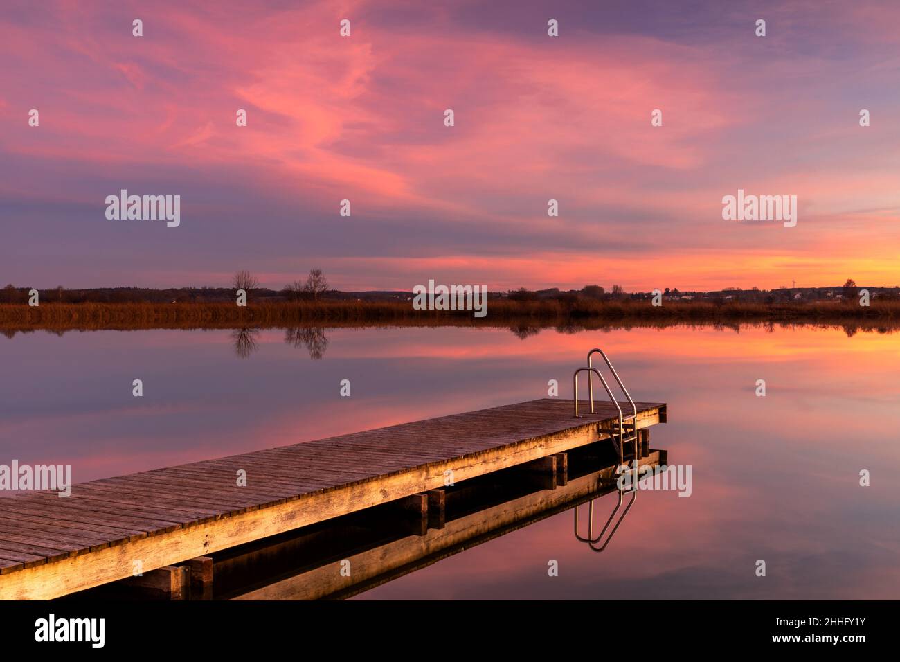 Sonnenuntergang an einem kleinen See in Bayern, Deutschland Stockfoto