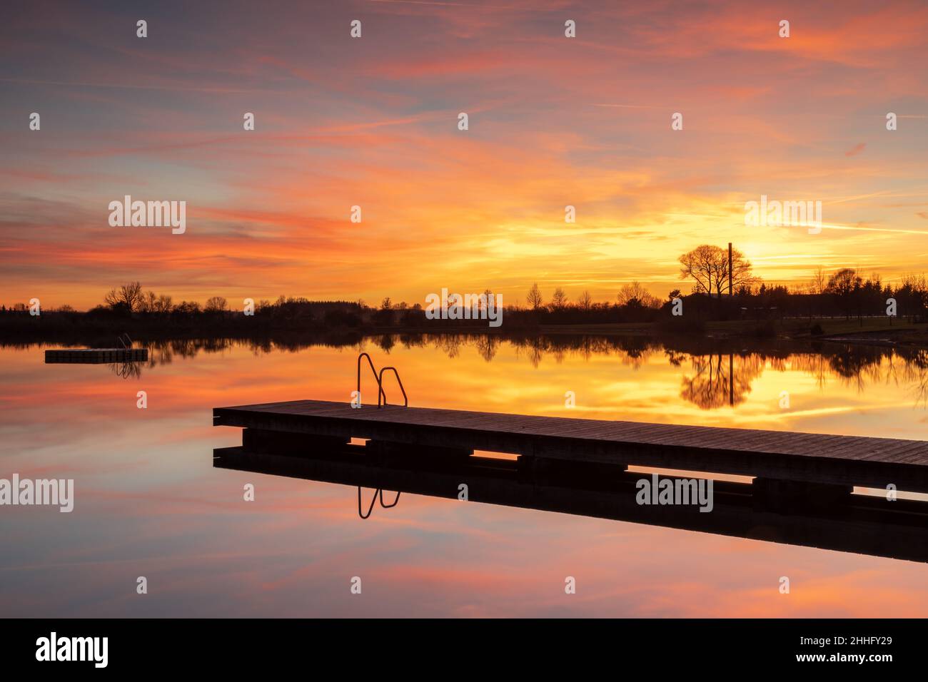 Sonnenuntergang an einem kleinen See in Bayern, Deutschland Stockfoto