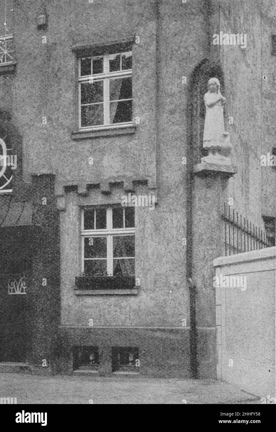 Statue ''die Gänsemagd''' von Heinz Müller, an einem Haus der städtischen Kleinwohnungsanlage an der Essener Straße in Düsseldorf aufgestellt wurde. (1914). Stockfoto