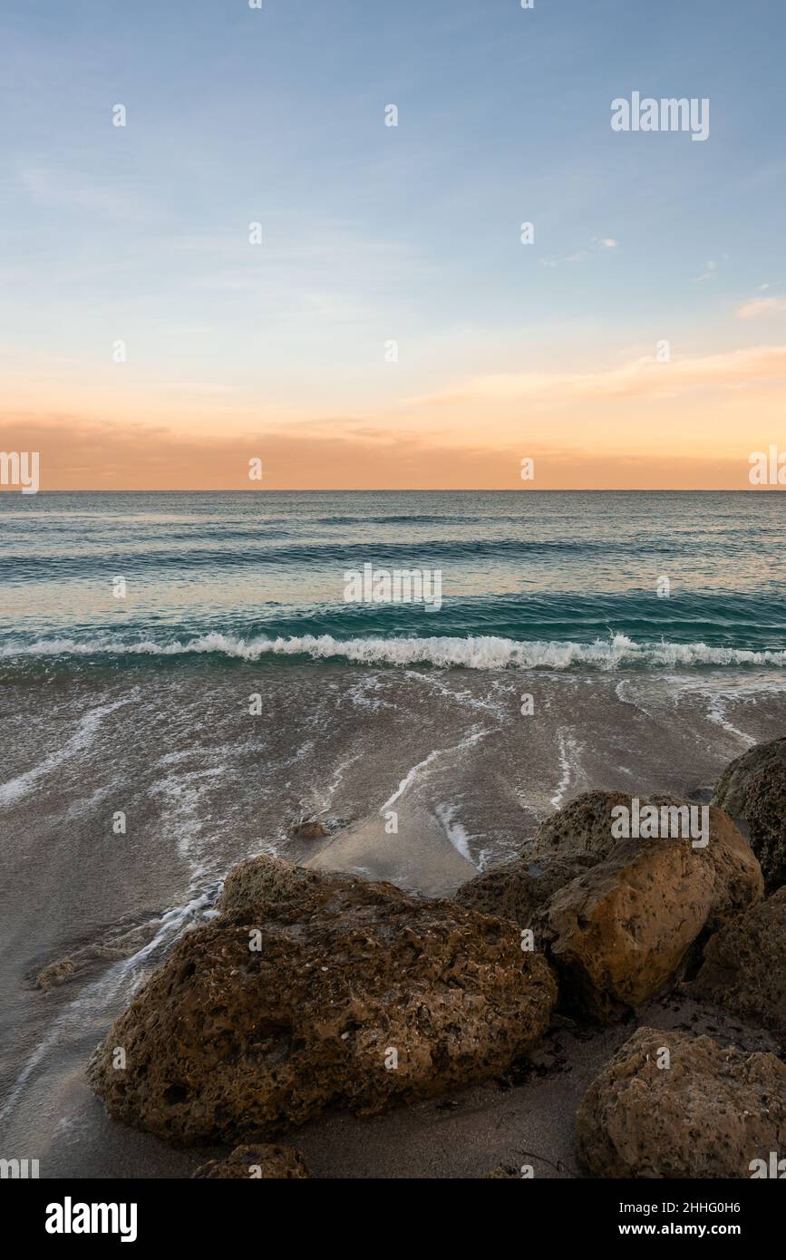 Schönes Bild des Sonnenuntergangs in Palm Beach, Florida, USA, aufgenommen im Dezember 2018 Stockfoto