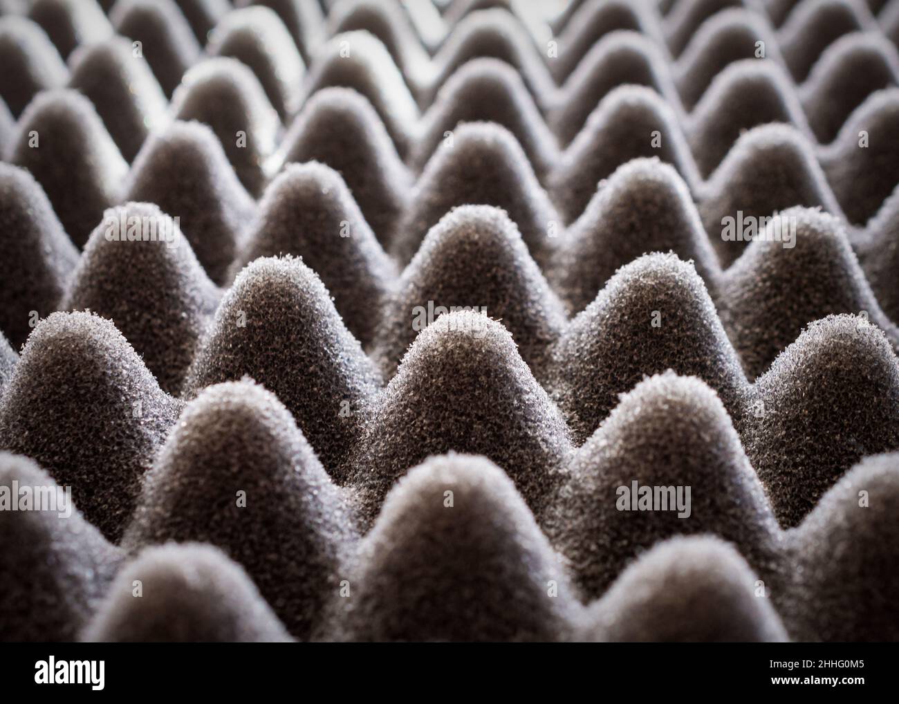 Leichtes Spiel auf schwarzem Eierkistelschaum. Nahaufnahme. Stockfoto