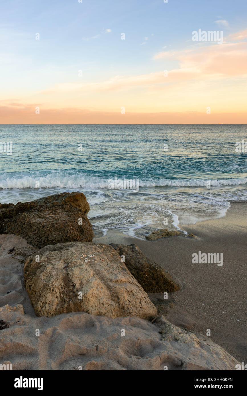 Schönes Bild des Sonnenuntergangs in Palm Beach, Florida, USA, aufgenommen im Dezember 2018 Stockfoto