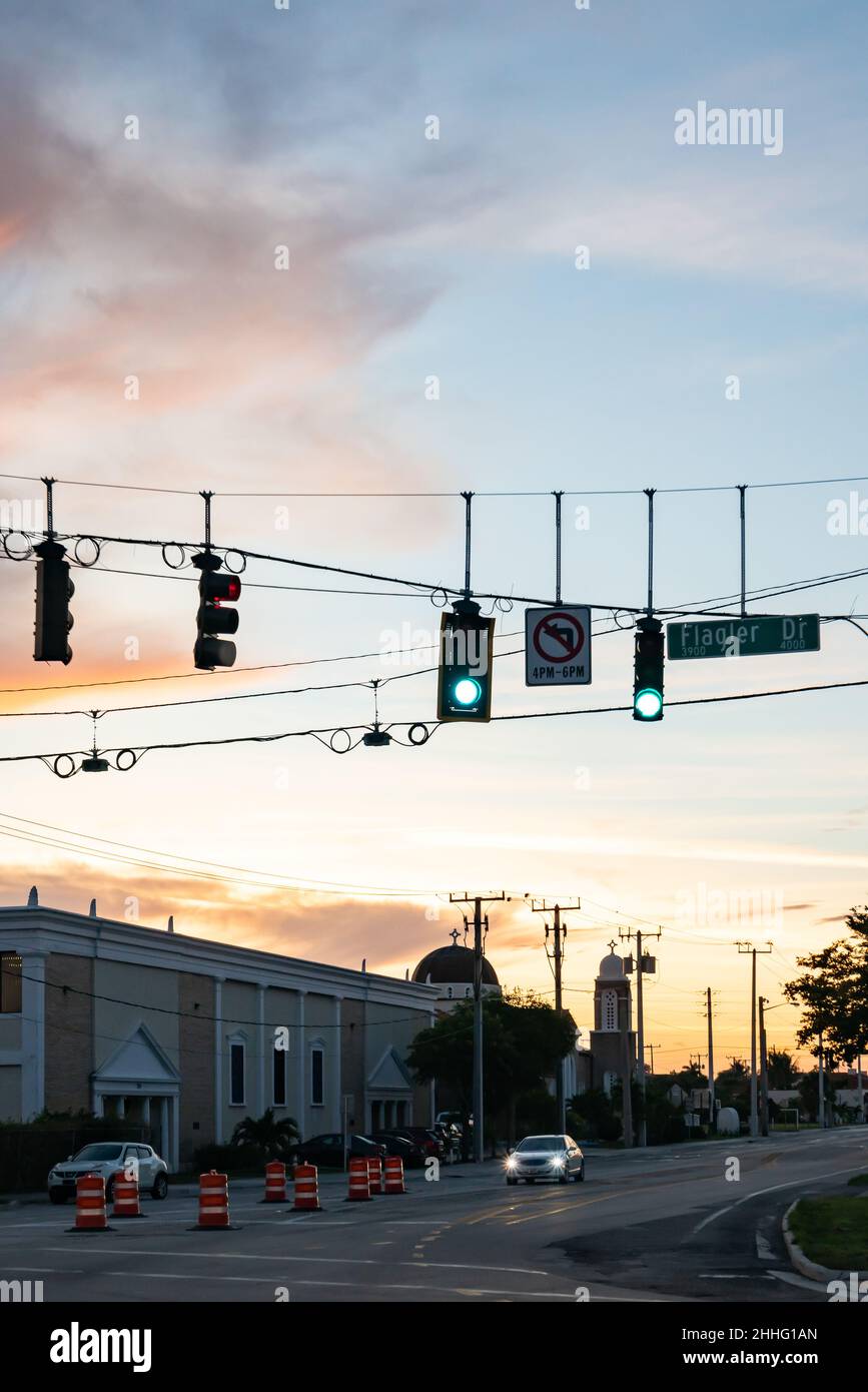 Grünes Verkehrsschild bei Sonnenuntergang, Palm Beach, Florida, aufgenommen im Dezember 2018 Stockfoto