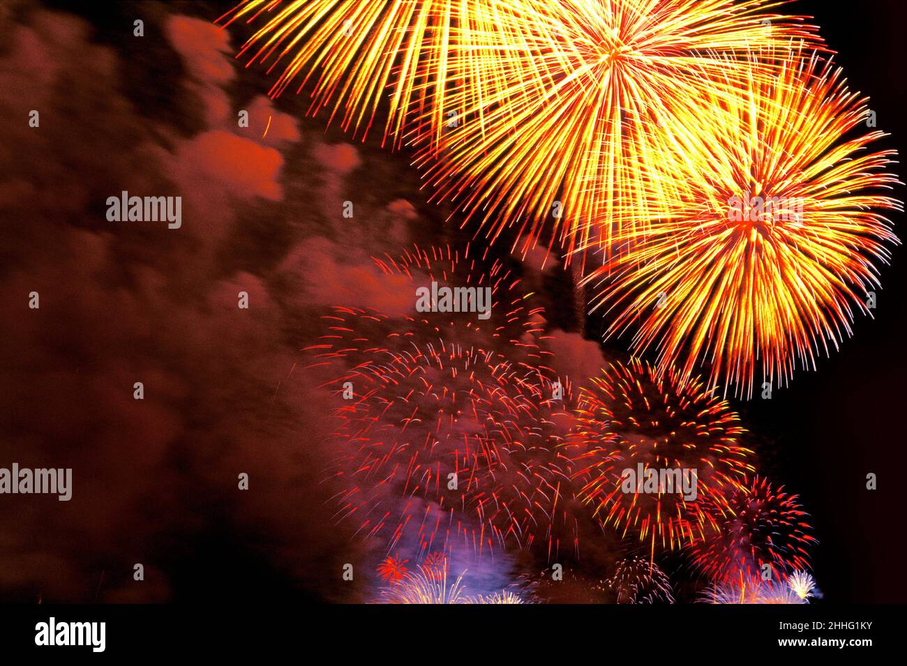 Feuerwerk am Himmel. 4.. Juli traditionelle Nahaufnahme eines Feuerwerks, das über dem East River, New York City, USA explodiert. Stockfoto