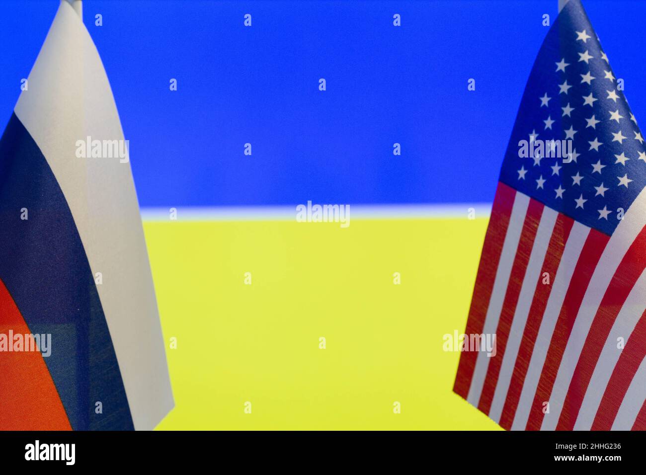 Die US-Flagge und die russische Flagge auf dem Hintergrund der Ukraine-Flagge. Flagge der USA, Russlands und der Ukraine. Die Vereinigten Staaten von Amerika und die russische Fede Stockfoto