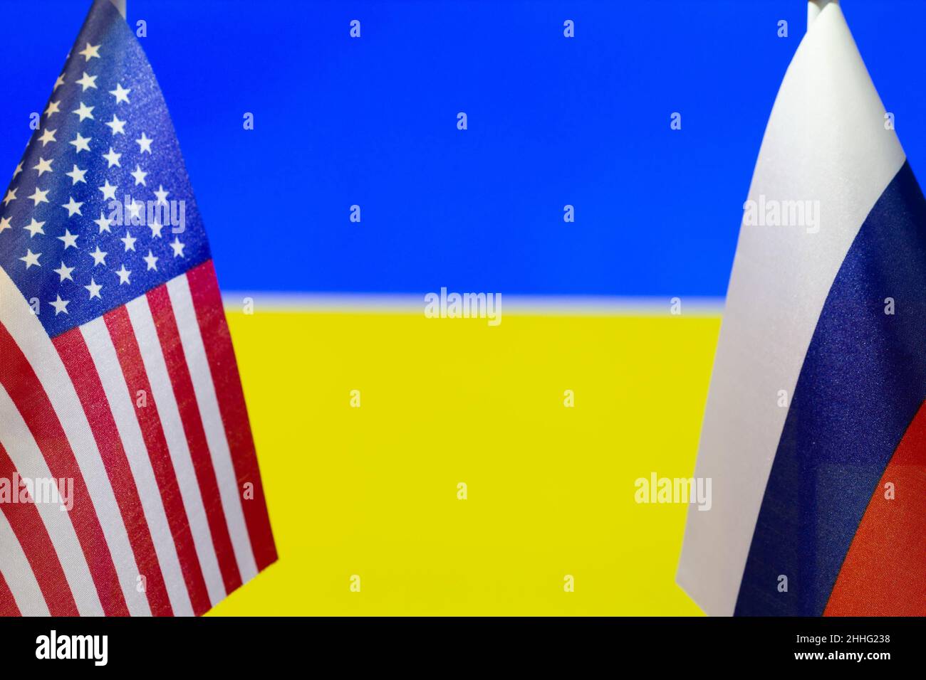 Die US-Flagge und die russische Flagge auf dem Hintergrund der Ukraine-Flagge. Flagge der USA, Russlands und der Ukraine. Die Vereinigten Staaten von Amerika und die russische Fede Stockfoto