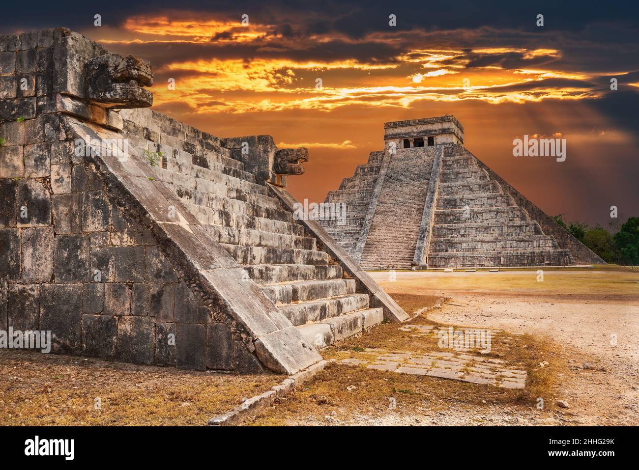 Chichen Itza, Yucatan. Jaguar Tempel und Kukulkan, berühmte Maya-Pyramide in Mexiko, Weltkulturerbe. Stockfoto