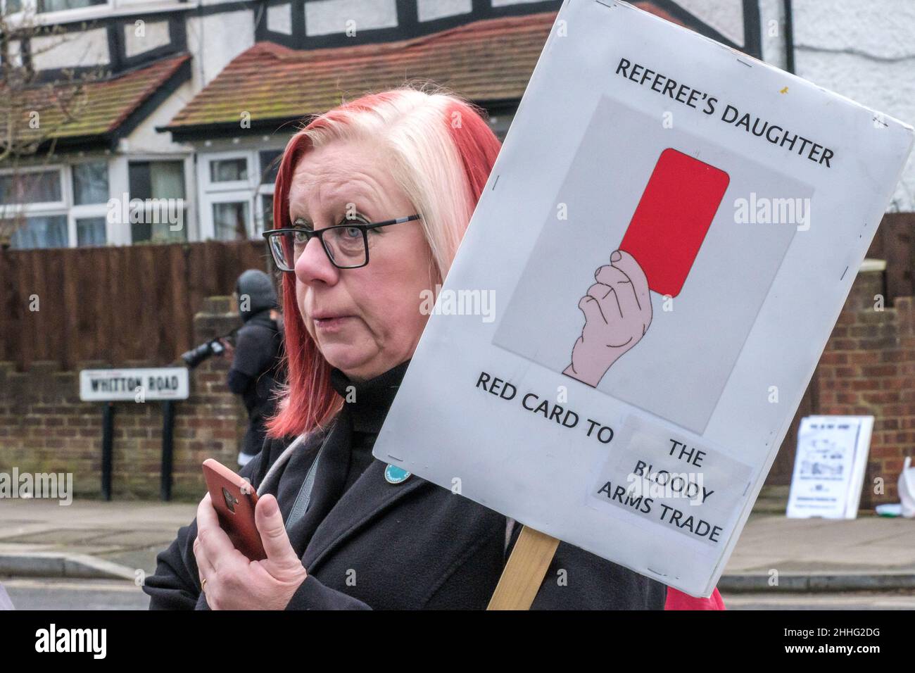 London, Großbritannien. 24th. Januar 2022. Demonstranten protestieren auf der Konferenz für gepanzerte Fahrzeuge auf dem Twickenham Rugby Ground, an der Waffenfirmen wie Thales, Leonardo, Rheinmetall, Northrop Grumman und der israelische Raketenhersteller Rafael teilnehmen, mit Referenten aus dem Verteidigungsministerium, der NATO und der Bundeswehr. Zu den Delegierten gehören Diktaturen und repressive Regime wie Saudi-Arabien, die Türkei, Bahrain, die Vereinigten Arabischen Emirate und Israel, die gepanzerte Fahrzeuge gegen ihre Bevölkerung einsetzen. Peter Marshall/Alamy Live News Stockfoto