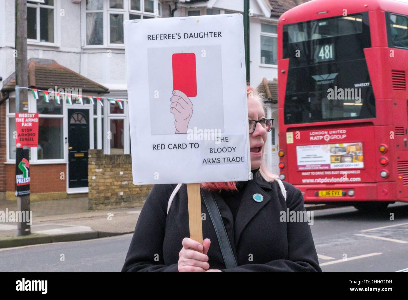 London, Großbritannien. 24th. Januar 2022. Demonstranten protestieren auf der Konferenz für gepanzerte Fahrzeuge auf dem Twickenham Rugby Ground, an der Waffenfirmen wie Thales, Leonardo, Rheinmetall, Northrop Grumman und der israelische Raketenhersteller Rafael teilnehmen, mit Referenten aus dem Verteidigungsministerium, der NATO und der Bundeswehr. Zu den Delegierten gehören Diktaturen und repressive Regime wie Saudi-Arabien, die Türkei, Bahrain, die Vereinigten Arabischen Emirate und Israel, die gepanzerte Fahrzeuge gegen ihre Bevölkerung einsetzen. Peter Marshall/Alamy Live News Stockfoto