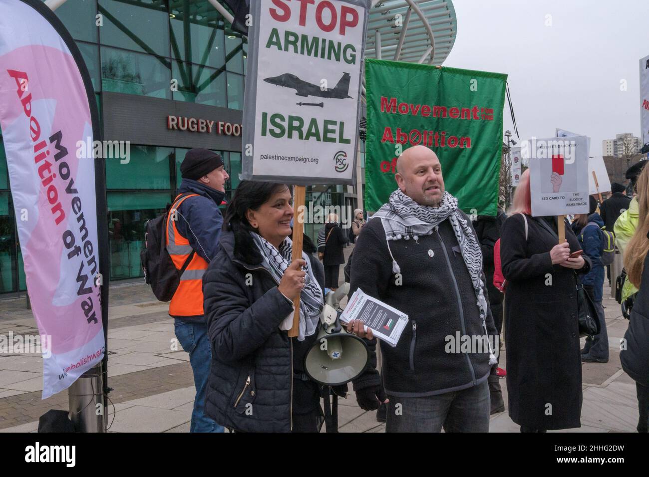 London, Großbritannien. 24th. Januar 2022. Demonstranten protestieren auf der Konferenz für gepanzerte Fahrzeuge auf dem Twickenham Rugby Ground, an der Waffenfirmen wie Thales, Leonardo, Rheinmetall, Northrop Grumman und der israelische Raketenhersteller Rafael teilnehmen, mit Referenten aus dem Verteidigungsministerium, der NATO und der Bundeswehr. Zu den Delegierten gehören Diktaturen und repressive Regime wie Saudi-Arabien, die Türkei, Bahrain, die Vereinigten Arabischen Emirate und Israel, die gepanzerte Fahrzeuge gegen ihre Bevölkerung einsetzen. Peter Marshall/Alamy Live News Stockfoto