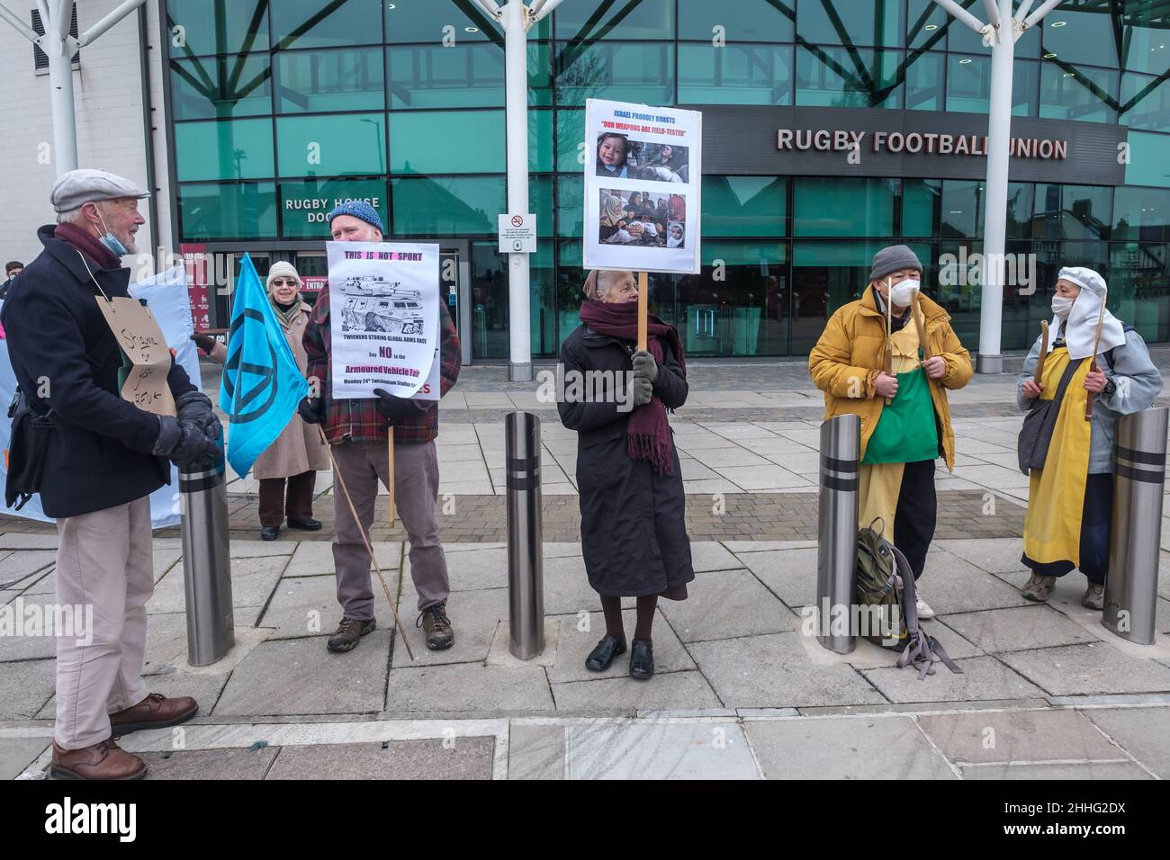 London, Großbritannien. 24th. Januar 2022. Demonstranten protestieren auf der Konferenz für gepanzerte Fahrzeuge auf dem Twickenham Rugby Ground, an der Waffenfirmen wie Thales, Leonardo, Rheinmetall, Northrop Grumman und der israelische Raketenhersteller Rafael teilnehmen, mit Referenten aus dem Verteidigungsministerium, der NATO und der Bundeswehr. Zu den Delegierten gehören Diktaturen und repressive Regime wie Saudi-Arabien, die Türkei, Bahrain, die Vereinigten Arabischen Emirate und Israel, die gepanzerte Fahrzeuge gegen ihre Bevölkerung einsetzen. Peter Marshall/Alamy Live News Stockfoto