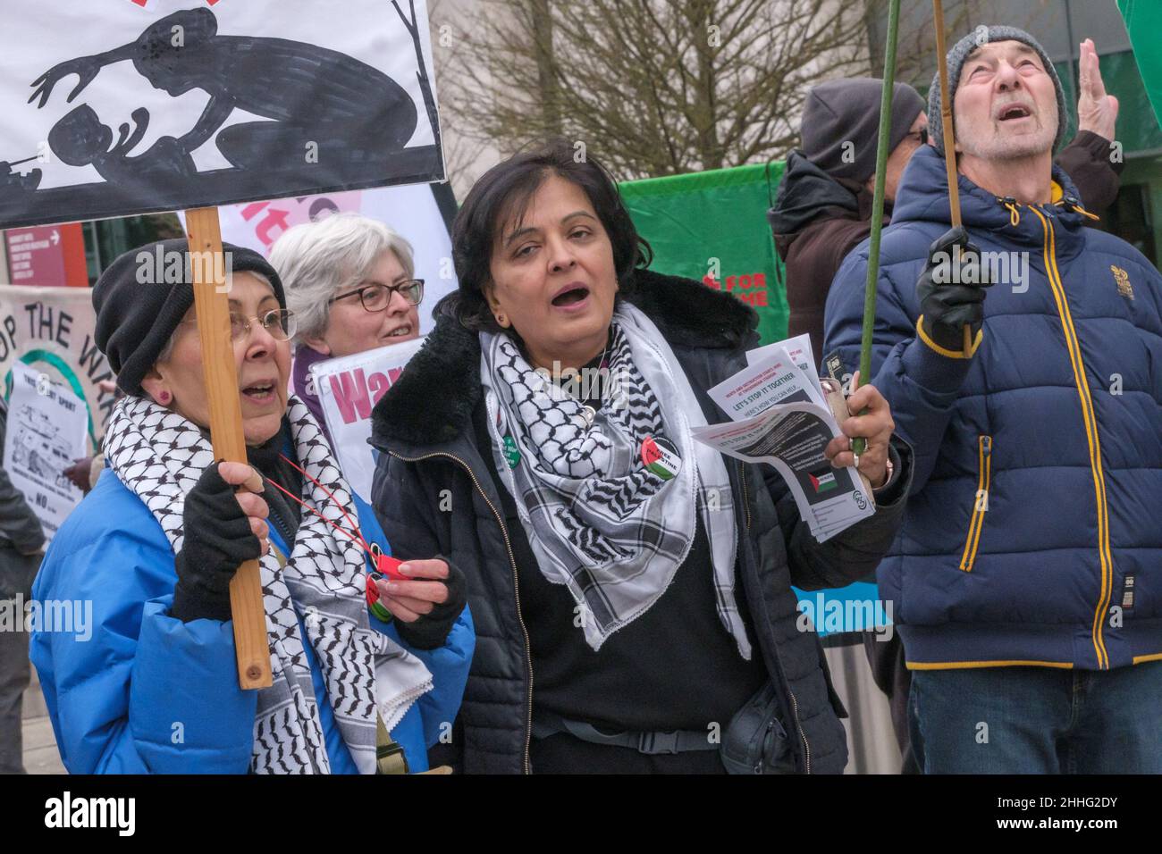 London, Großbritannien. 24th. Januar 2022. Demonstranten protestieren auf der Konferenz für gepanzerte Fahrzeuge auf dem Twickenham Rugby Ground, an der Waffenfirmen wie Thales, Leonardo, Rheinmetall, Northrop Grumman und der israelische Raketenhersteller Rafael teilnehmen, mit Referenten aus dem Verteidigungsministerium, der NATO und der Bundeswehr. Zu den Delegierten gehören Diktaturen und repressive Regime wie Saudi-Arabien, die Türkei, Bahrain, die Vereinigten Arabischen Emirate und Israel, die gepanzerte Fahrzeuge gegen ihre Bevölkerung einsetzen. Peter Marshall/Alamy Live News Stockfoto
