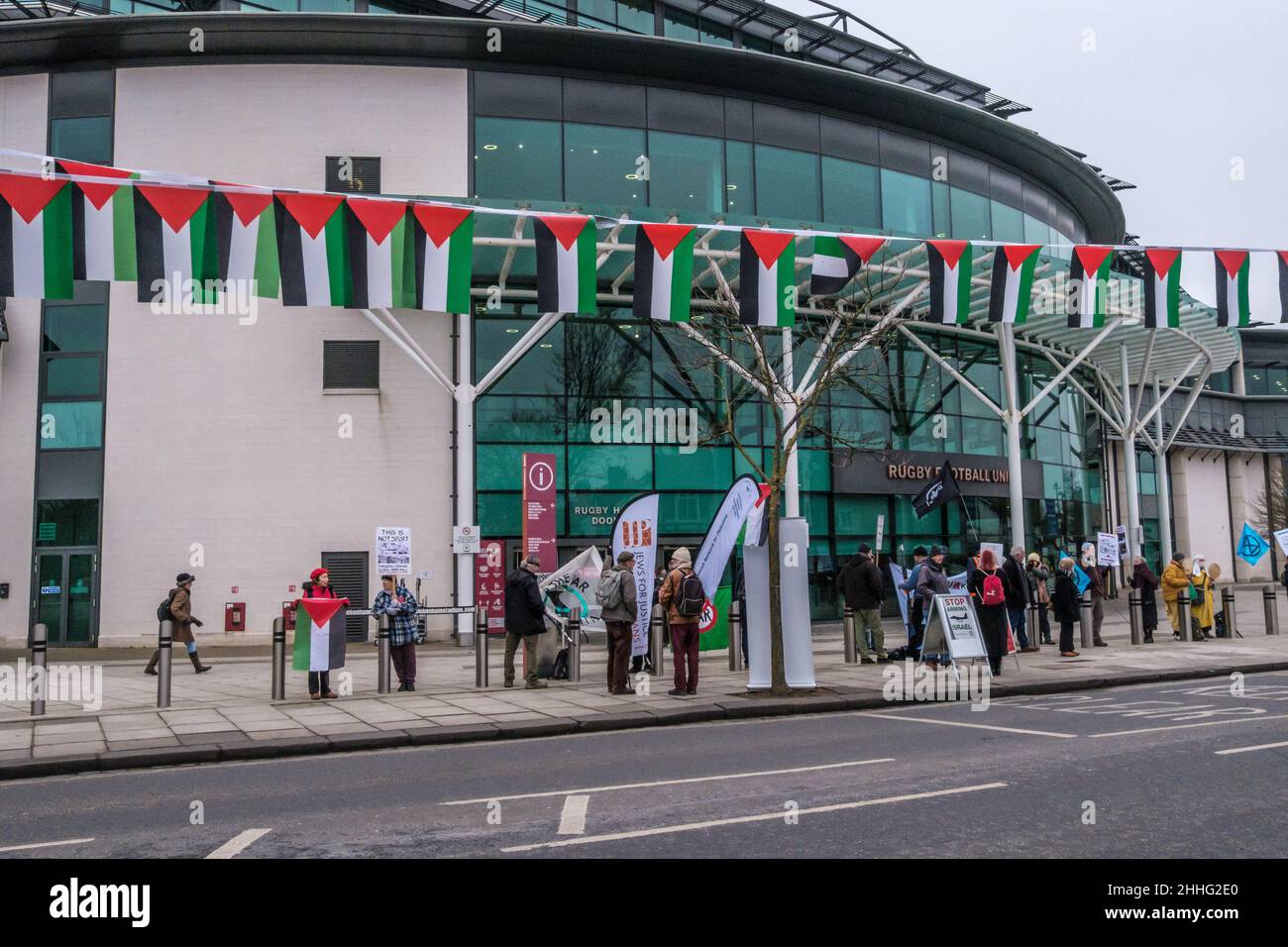 London, Großbritannien. 24th. Januar 2022. Demonstranten protestieren auf der Konferenz für gepanzerte Fahrzeuge auf dem Twickenham Rugby Ground, an der Waffenfirmen wie Thales, Leonardo, Rheinmetall, Northrop Grumman und der israelische Raketenhersteller Rafael teilnehmen, mit Referenten aus dem Verteidigungsministerium, der NATO und der Bundeswehr. Zu den Delegierten gehören Diktaturen und repressive Regime wie Saudi-Arabien, die Türkei, Bahrain, die Vereinigten Arabischen Emirate und Israel, die gepanzerte Fahrzeuge gegen ihre Bevölkerung einsetzen. Peter Marshall/Alamy Live News Stockfoto
