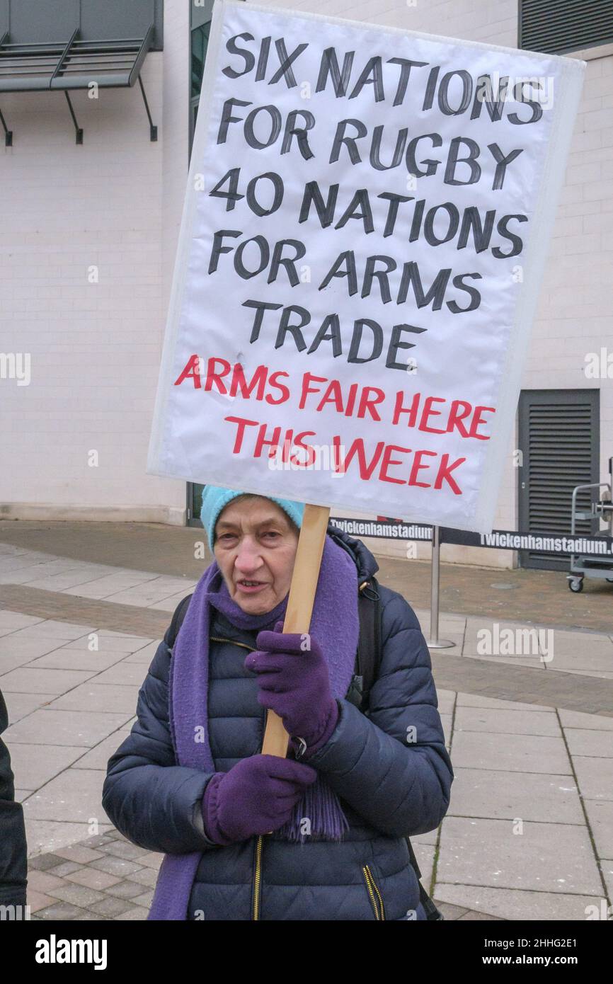 London, Großbritannien. 24th. Januar 2022. Demonstranten protestieren auf der Konferenz für gepanzerte Fahrzeuge auf dem Twickenham Rugby Ground, an der Waffenfirmen wie Thales, Leonardo, Rheinmetall, Northrop Grumman und der israelische Raketenhersteller Rafael teilnehmen, mit Referenten aus dem Verteidigungsministerium, der NATO und der Bundeswehr. Zu den Delegierten gehören Diktaturen und repressive Regime wie Saudi-Arabien, die Türkei, Bahrain, die Vereinigten Arabischen Emirate und Israel, die gepanzerte Fahrzeuge gegen ihre Bevölkerung einsetzen. Peter Marshall/Alamy Live News Stockfoto