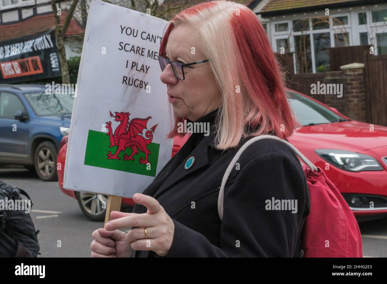London, Großbritannien. 24th. Januar 2022. Demonstranten protestieren auf der Konferenz für gepanzerte Fahrzeuge auf dem Twickenham Rugby Ground, an der Waffenfirmen wie Thales, Leonardo, Rheinmetall, Northrop Grumman und der israelische Raketenhersteller Rafael teilnehmen, mit Referenten aus dem Verteidigungsministerium, der NATO und der Bundeswehr. Zu den Delegierten gehören Diktaturen und repressive Regime wie Saudi-Arabien, die Türkei, Bahrain, die Vereinigten Arabischen Emirate und Israel, die gepanzerte Fahrzeuge gegen ihre Bevölkerung einsetzen. Peter Marshall/Alamy Live News Stockfoto