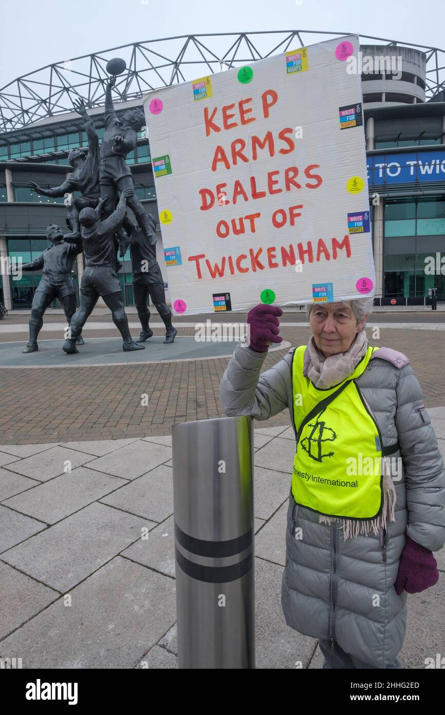 London, Großbritannien. 24th. Januar 2022. Demonstranten protestieren auf der Konferenz für gepanzerte Fahrzeuge auf dem Twickenham Rugby Ground, an der Waffenfirmen wie Thales, Leonardo, Rheinmetall, Northrop Grumman und der israelische Raketenhersteller Rafael teilnehmen, mit Referenten aus dem Verteidigungsministerium, der NATO und der Bundeswehr. Zu den Delegierten gehören Diktaturen und repressive Regime wie Saudi-Arabien, die Türkei, Bahrain, die Vereinigten Arabischen Emirate und Israel, die gepanzerte Fahrzeuge gegen ihre Bevölkerung einsetzen. Peter Marshall/Alamy Live News Stockfoto