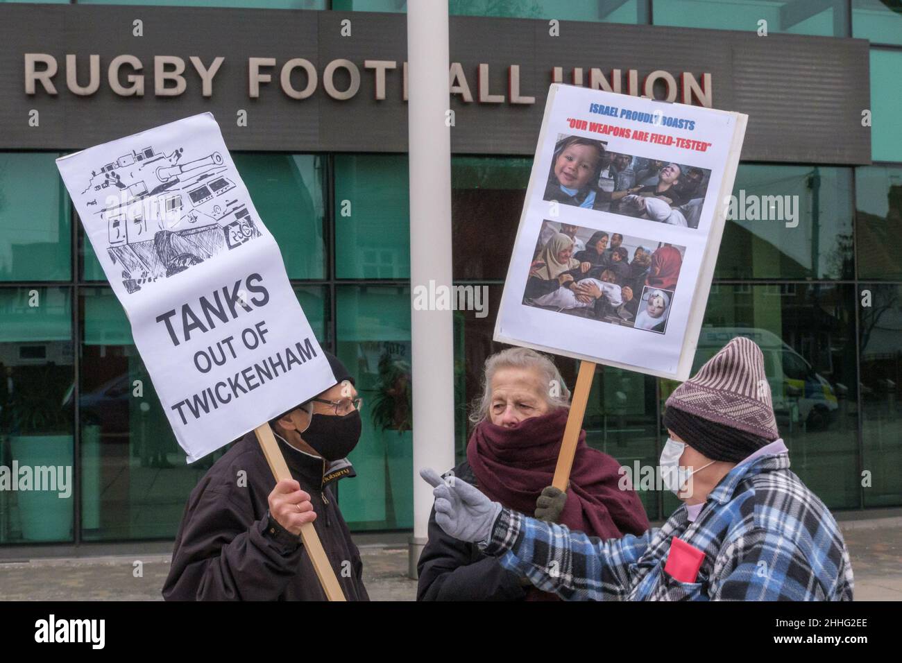 London, Großbritannien. 24th. Januar 2022. Demonstranten protestieren auf der Konferenz für gepanzerte Fahrzeuge auf dem Twickenham Rugby Ground, an der Waffenfirmen wie Thales, Leonardo, Rheinmetall, Northrop Grumman und der israelische Raketenhersteller Rafael teilnehmen, mit Referenten aus dem Verteidigungsministerium, der NATO und der Bundeswehr. Zu den Delegierten gehören Diktaturen und repressive Regime wie Saudi-Arabien, die Türkei, Bahrain, die Vereinigten Arabischen Emirate und Israel, die gepanzerte Fahrzeuge gegen ihre Bevölkerung einsetzen. Peter Marshall/Alamy Live News Stockfoto