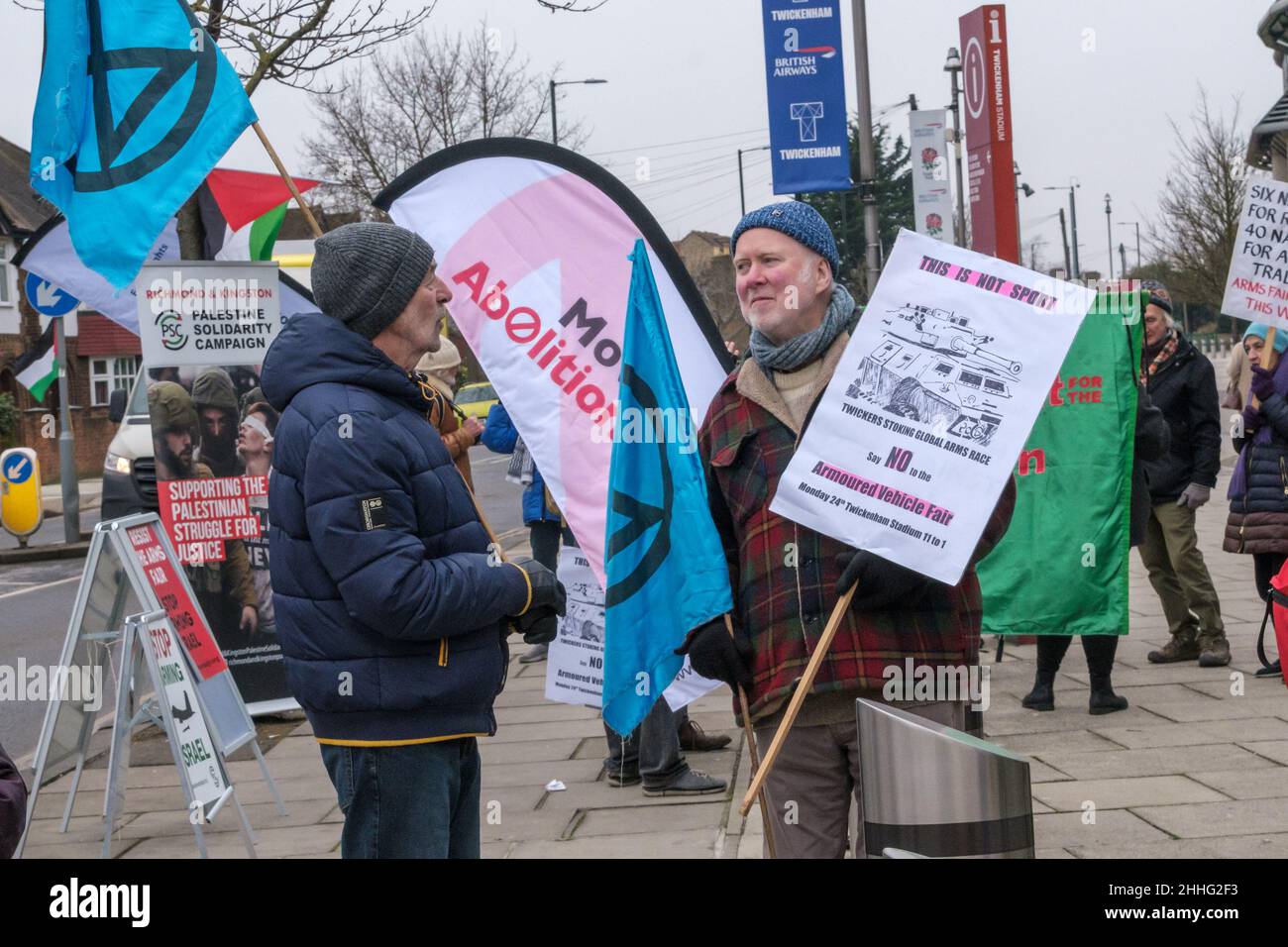 London, Großbritannien. 24th. Januar 2022. Demonstranten protestieren auf der Konferenz für gepanzerte Fahrzeuge auf dem Twickenham Rugby Ground, an der Waffenfirmen wie Thales, Leonardo, Rheinmetall, Northrop Grumman und der israelische Raketenhersteller Rafael teilnehmen, mit Referenten aus dem Verteidigungsministerium, der NATO und der Bundeswehr. Zu den Delegierten gehören Diktaturen und repressive Regime wie Saudi-Arabien, die Türkei, Bahrain, die Vereinigten Arabischen Emirate und Israel, die gepanzerte Fahrzeuge gegen ihre Bevölkerung einsetzen. Peter Marshall/Alamy Live News Stockfoto