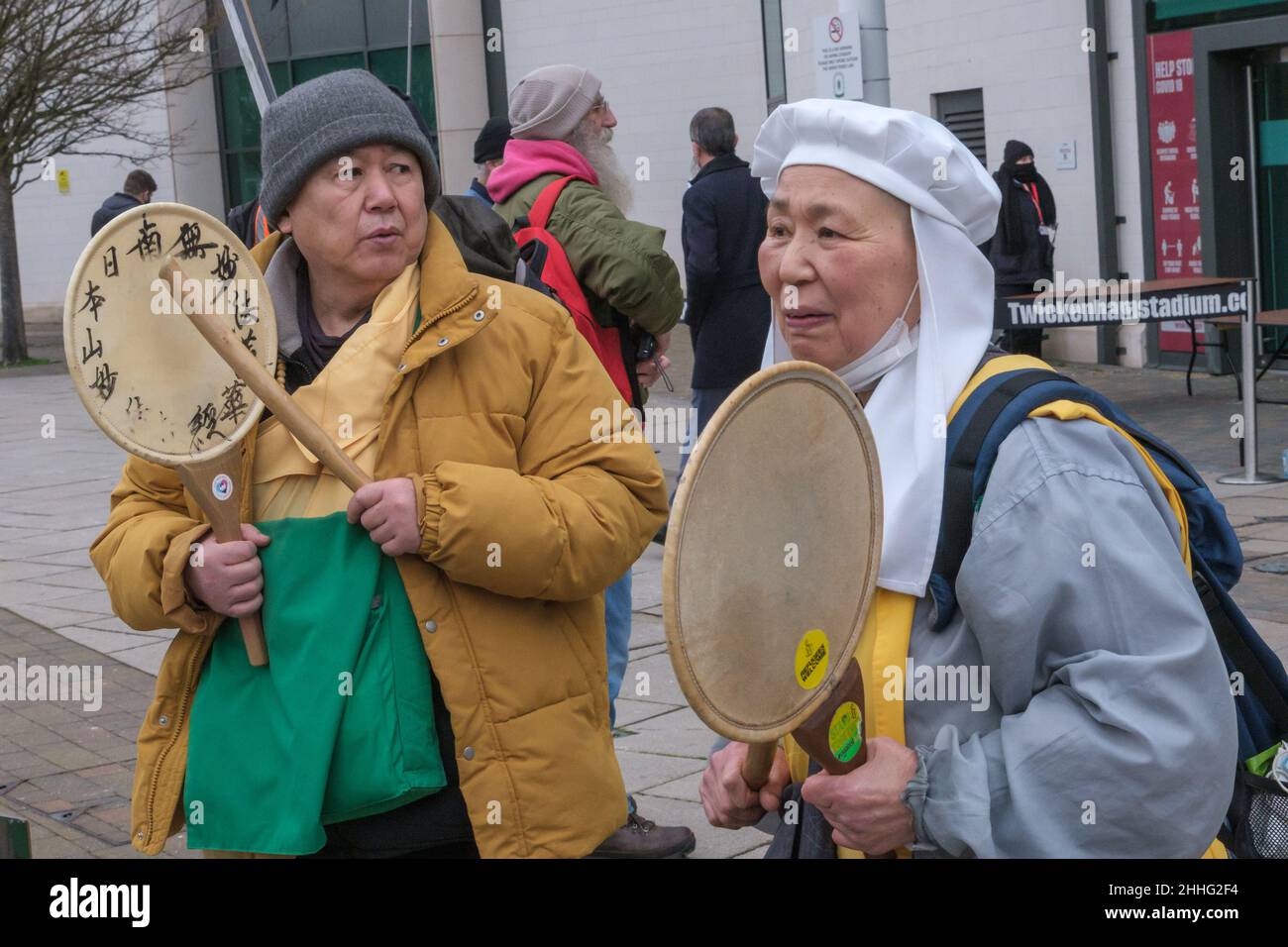 London, Großbritannien. 24th. Januar 2022. Demonstranten protestieren auf der Konferenz für gepanzerte Fahrzeuge auf dem Twickenham Rugby Ground, an der Waffenfirmen wie Thales, Leonardo, Rheinmetall, Northrop Grumman und der israelische Raketenhersteller Rafael teilnehmen, mit Referenten aus dem Verteidigungsministerium, der NATO und der Bundeswehr. Zu den Delegierten gehören Diktaturen und repressive Regime wie Saudi-Arabien, die Türkei, Bahrain, die Vereinigten Arabischen Emirate und Israel, die gepanzerte Fahrzeuge gegen ihre Bevölkerung einsetzen. Peter Marshall/Alamy Live News Stockfoto