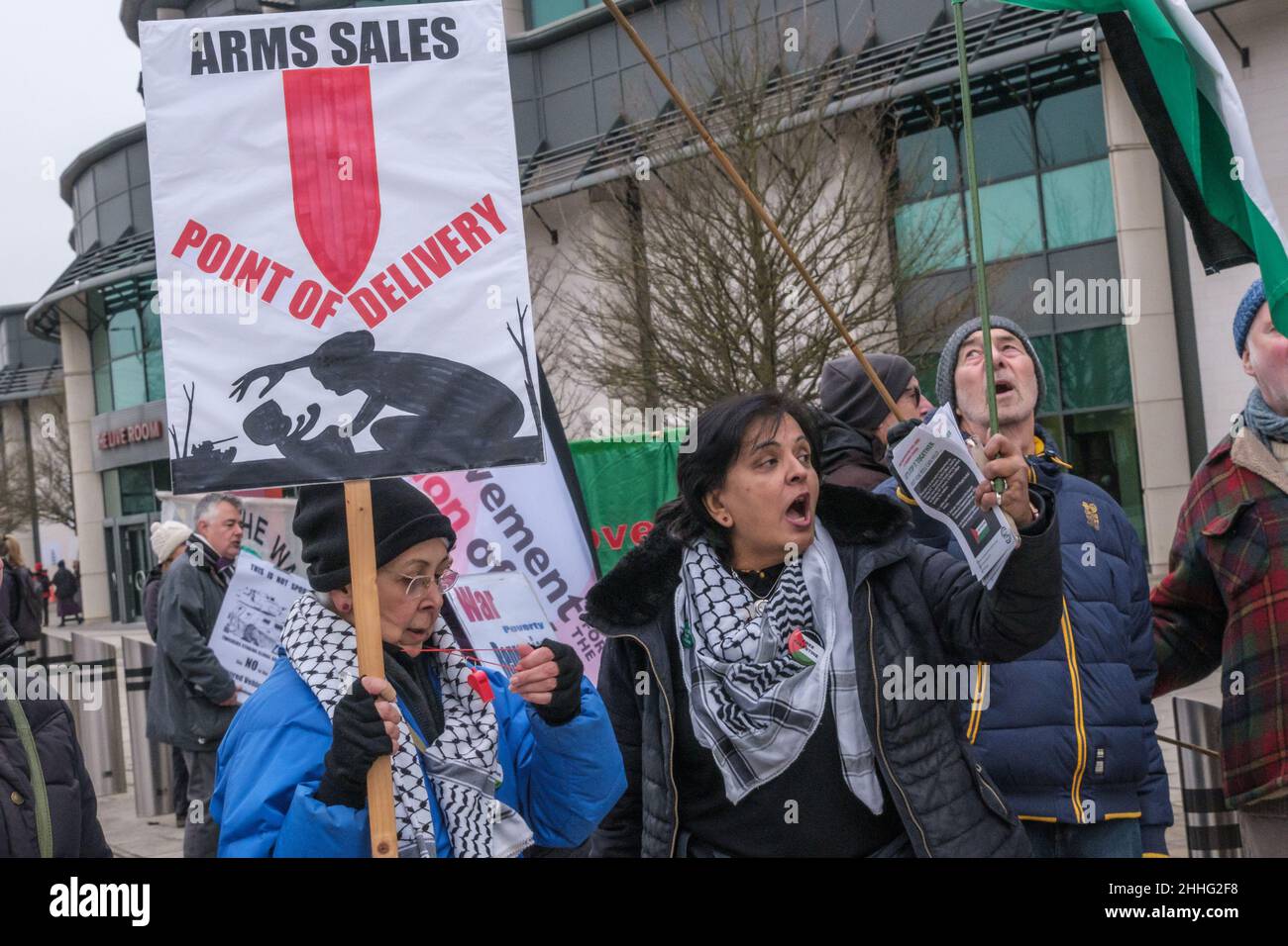 London, Großbritannien. 24th. Januar 2022. Demonstranten protestieren auf der Konferenz für gepanzerte Fahrzeuge auf dem Twickenham Rugby Ground, an der Waffenfirmen wie Thales, Leonardo, Rheinmetall, Northrop Grumman und der israelische Raketenhersteller Rafael teilnehmen, mit Referenten aus dem Verteidigungsministerium, der NATO und der Bundeswehr. Zu den Delegierten gehören Diktaturen und repressive Regime wie Saudi-Arabien, die Türkei, Bahrain, die Vereinigten Arabischen Emirate und Israel, die gepanzerte Fahrzeuge gegen ihre Bevölkerung einsetzen. Peter Marshall/Alamy Live News Stockfoto