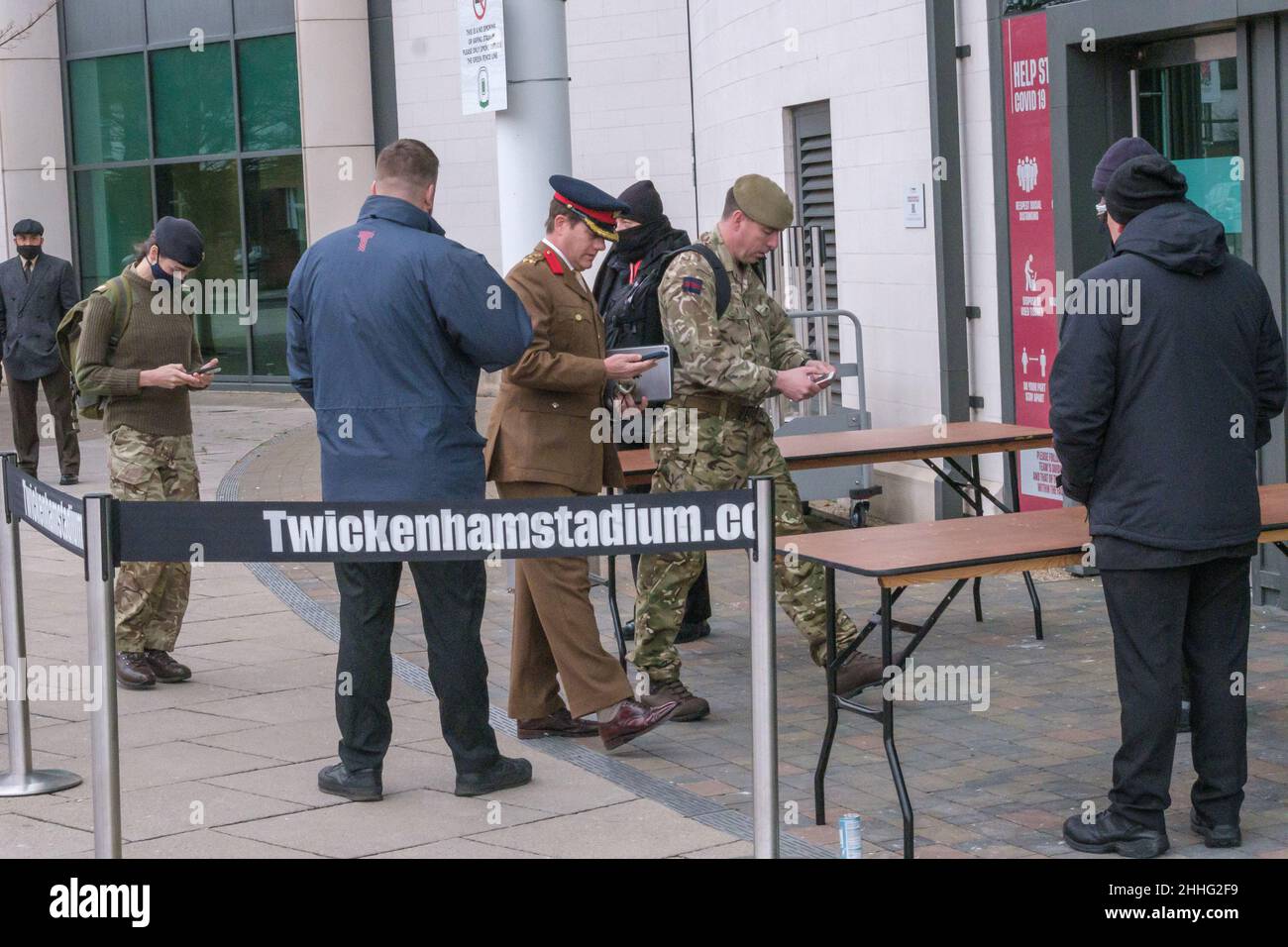 London, Großbritannien. 24th. Januar 2022. Uniformierte Besucher ignorieren den Protest und gehen in die Konferenz für Panzerfahrzeuge auf dem Twickenham Rugby Ground, an der Waffenfirmen wie Thales, Leonardo, Rheinmetall, Northrop Grumman und der israelische Raketenhersteller Rafael mit Referenten aus dem Verteidigungsministerium, der NATO und der Bundeswehr teilnehmen. Zu den Delegierten gehören Diktaturen und repressive Regime wie Saudi-Arabien, die Türkei, Bahrain, die Vereinigten Arabischen Emirate und Israel, die gepanzerte Fahrzeuge gegen ihre Bevölkerung einsetzen. Peter Marshall/Alamy Live News Stockfoto