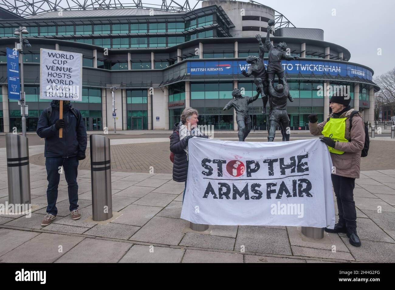 London, Großbritannien. 24th. Januar 2022. Demonstranten protestieren auf der Konferenz für gepanzerte Fahrzeuge auf dem Twickenham Rugby Ground, an der Waffenfirmen wie Thales, Leonardo, Rheinmetall, Northrop Grumman und der israelische Raketenhersteller Rafael teilnehmen, mit Referenten aus dem Verteidigungsministerium, der NATO und der Bundeswehr. Zu den Delegierten gehören Diktaturen und repressive Regime wie Saudi-Arabien, die Türkei, Bahrain, die Vereinigten Arabischen Emirate und Israel, die gepanzerte Fahrzeuge gegen ihre Bevölkerung einsetzen. Peter Marshall/Alamy Live News Stockfoto