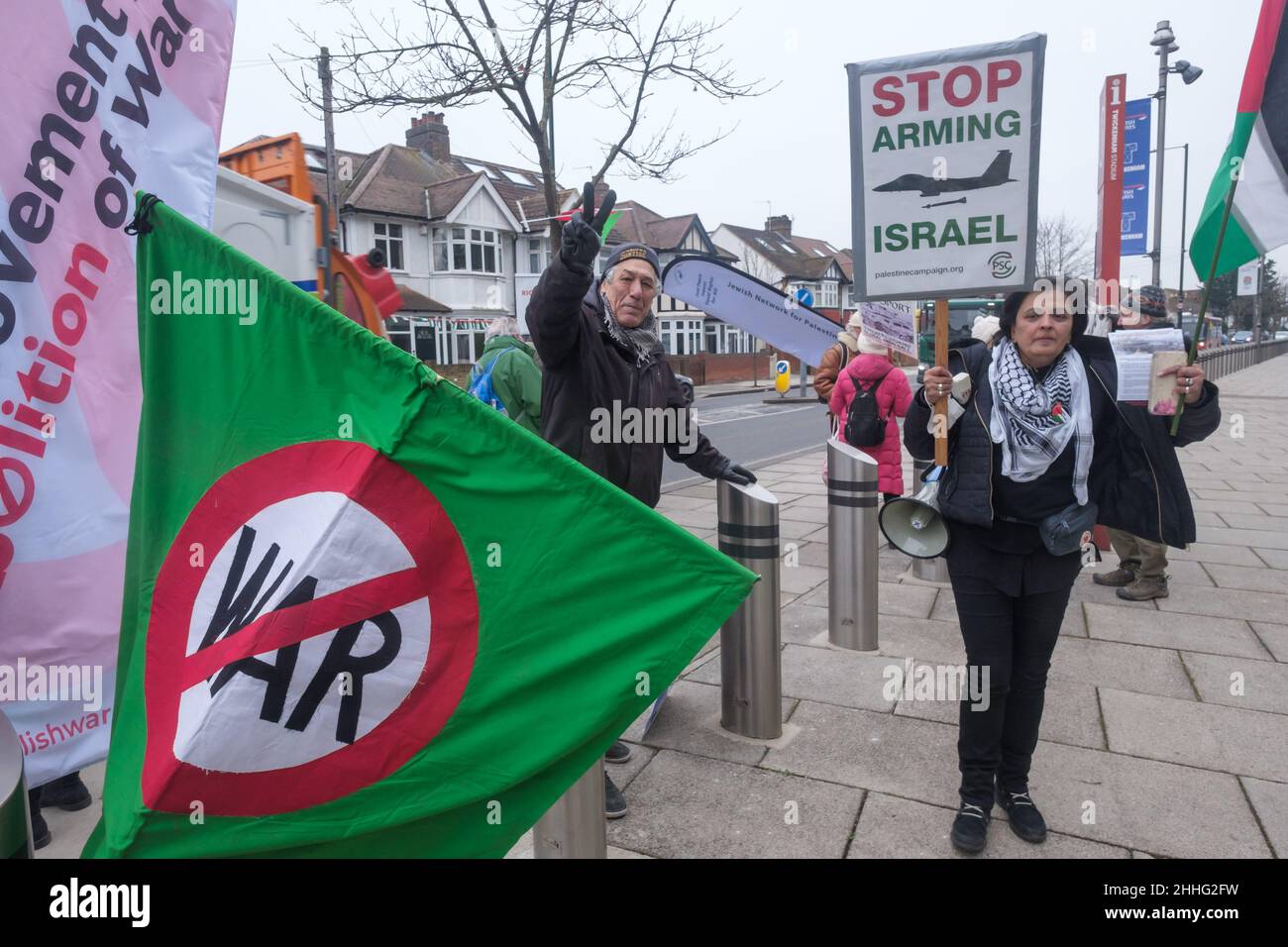 London, Großbritannien. 24th. Januar 2022. Demonstranten protestieren auf der Konferenz für gepanzerte Fahrzeuge auf dem Twickenham Rugby Ground, an der Waffenfirmen wie Thales, Leonardo, Rheinmetall, Northrop Grumman und der israelische Raketenhersteller Rafael teilnehmen, mit Referenten aus dem Verteidigungsministerium, der NATO und der Bundeswehr. Zu den Delegierten gehören Diktaturen und repressive Regime wie Saudi-Arabien, die Türkei, Bahrain, die Vereinigten Arabischen Emirate und Israel, die gepanzerte Fahrzeuge gegen ihre Bevölkerung einsetzen. Peter Marshall/Alamy Live News Stockfoto