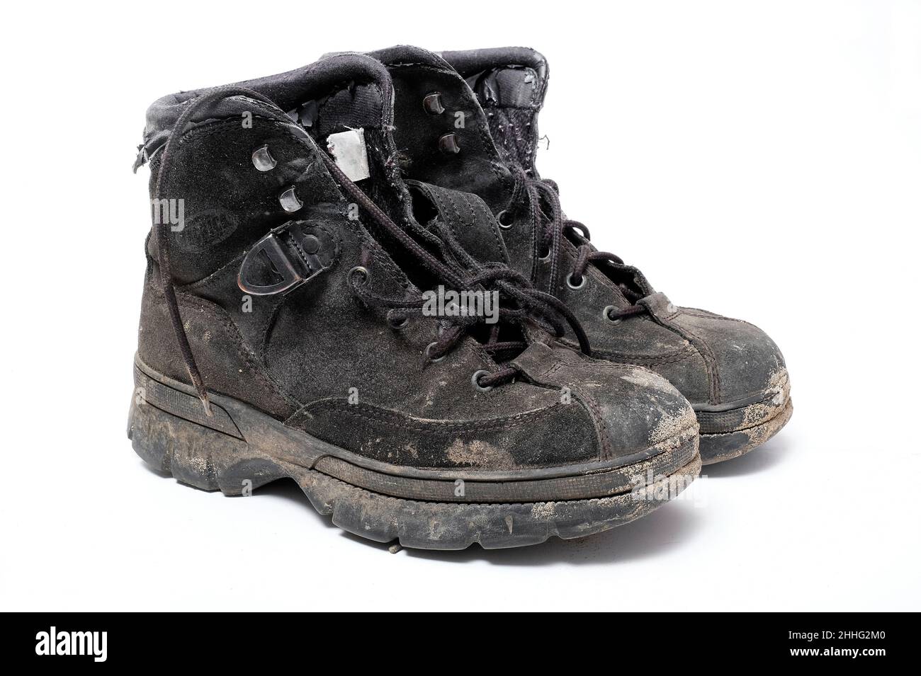Paar schmutzige Wanderstiefel auf weißem Hintergrund Stockfoto