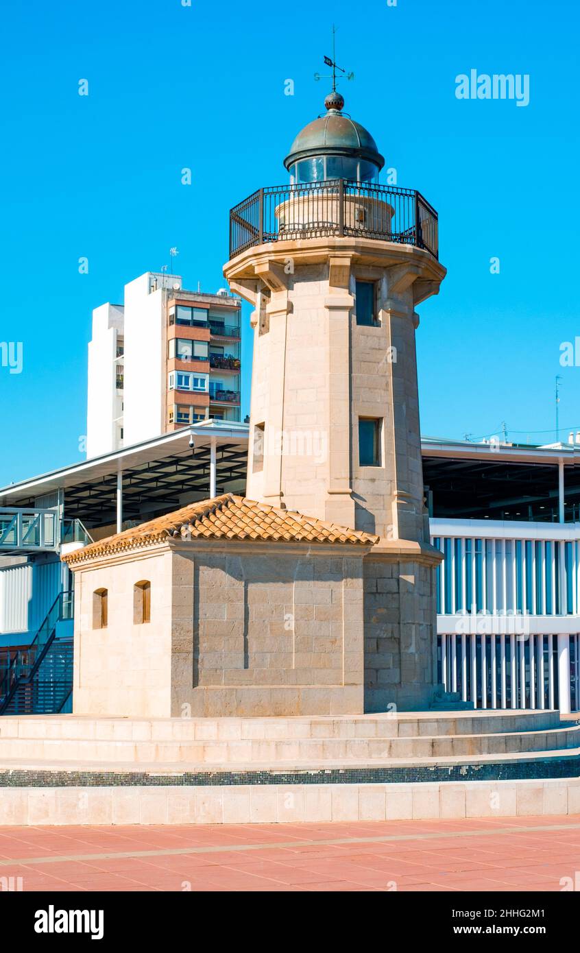 Ein Blick auf den alten Leuchtturm des Hafens von Castello de la Plana, in Spanien, in El Grau, dem maritimen Viertel der Stadt Stockfoto