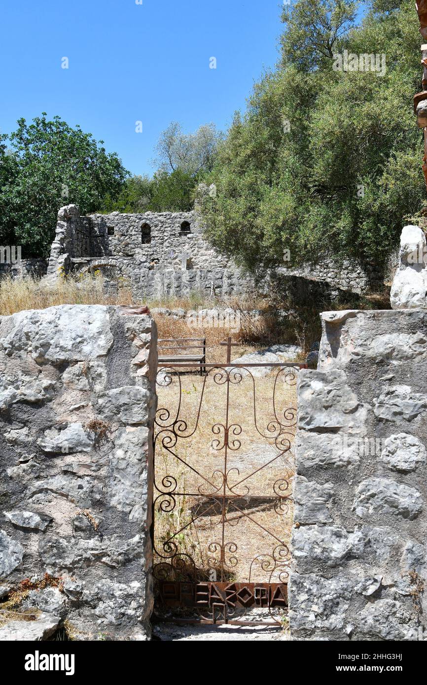 Kypseli, Griechenland - Eingang zum Garten des byzantinischen Klosters Agios Dimitros aks Saint Demetrius in Epirus Stockfoto
