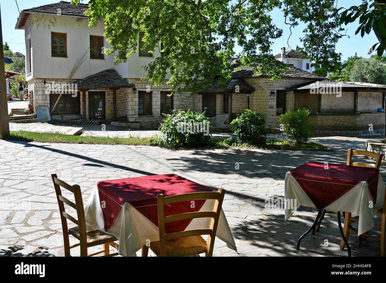 Griechenland, Ioannina, Stühle und Tische im Außenbereich eines Restaurants auf der kleinen Insel im pamvotis-See Stockfoto
