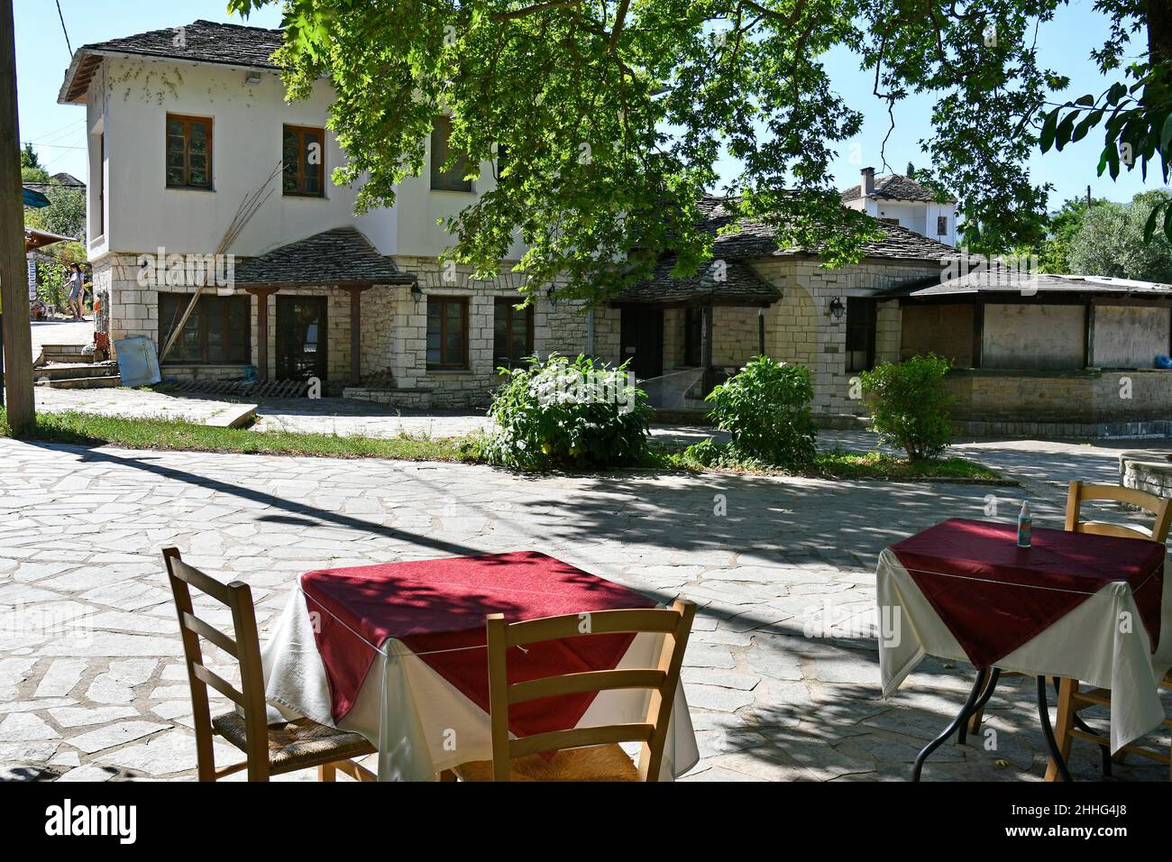 Ioannina, Griechenland - 27. Juni 2021: Unbekannter Tourist, Stühle und Tische im Außenbereich eines Restaurants auf der kleinen Insel im pamvotis-See Stockfoto