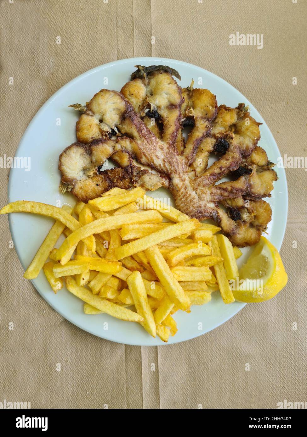 Griechenland, gebratener Aal mit pommes frites aus dem Pamvotida-See, einer Spezialität auf der kleinen Seeinsel Stockfoto
