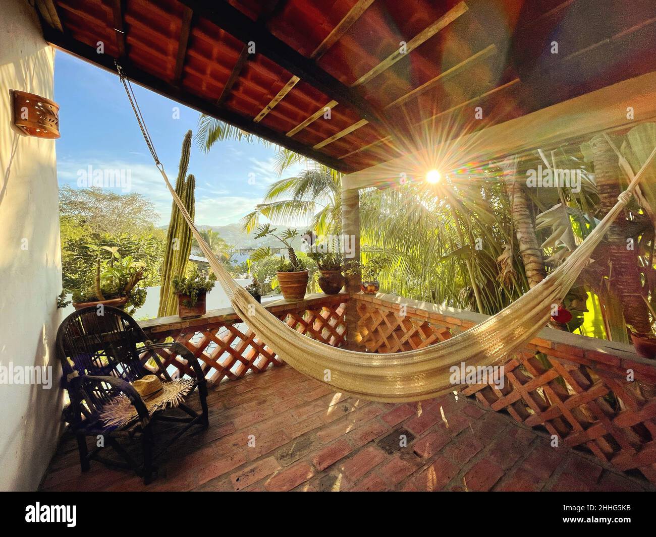Eine Hängematte auf einer traditionellen mexikanischen Casita-Veranda in Sayulita, Mexiko. Stockfoto
