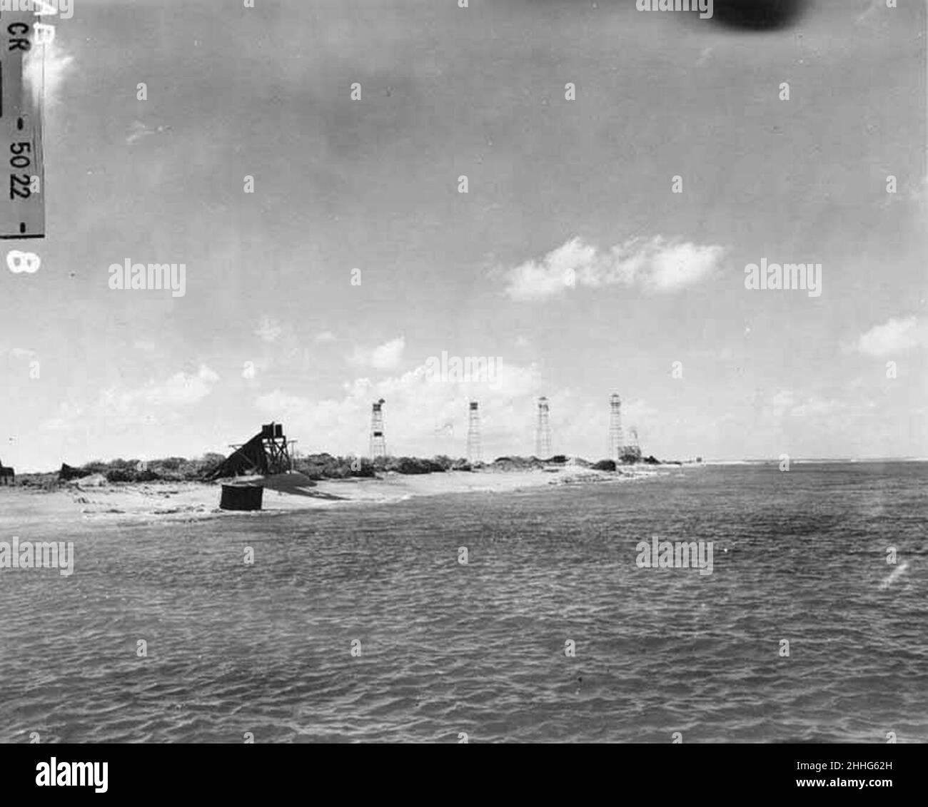 Stahltürme auf der Insel Amen, die während des Betriebs Crossroads für automatische Kameras verwendet wurden, 1947 (DONALDSON 46). Stockfoto