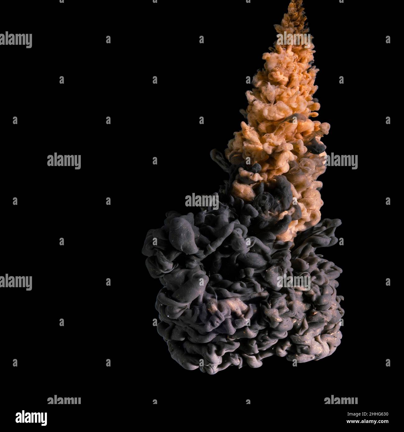 Gelbe und graue Wolke im Wasser mit dunklem Hintergrund Stockfoto