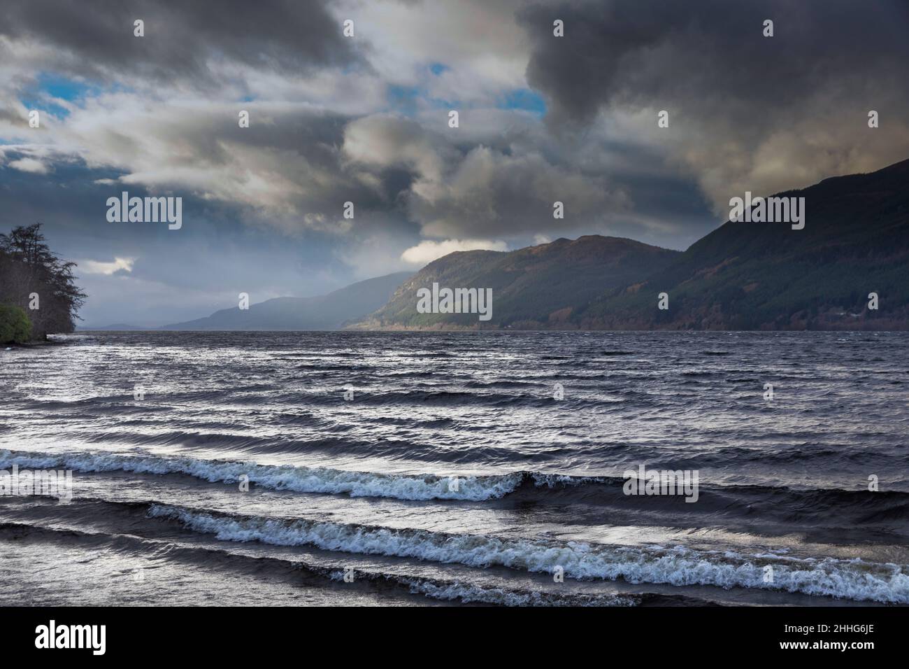 LOCH NESS HIGHLANDS SCHOTTLAND SÜDSEITE EIN STÜRMISCHER TAG IM JANUAR Stockfoto