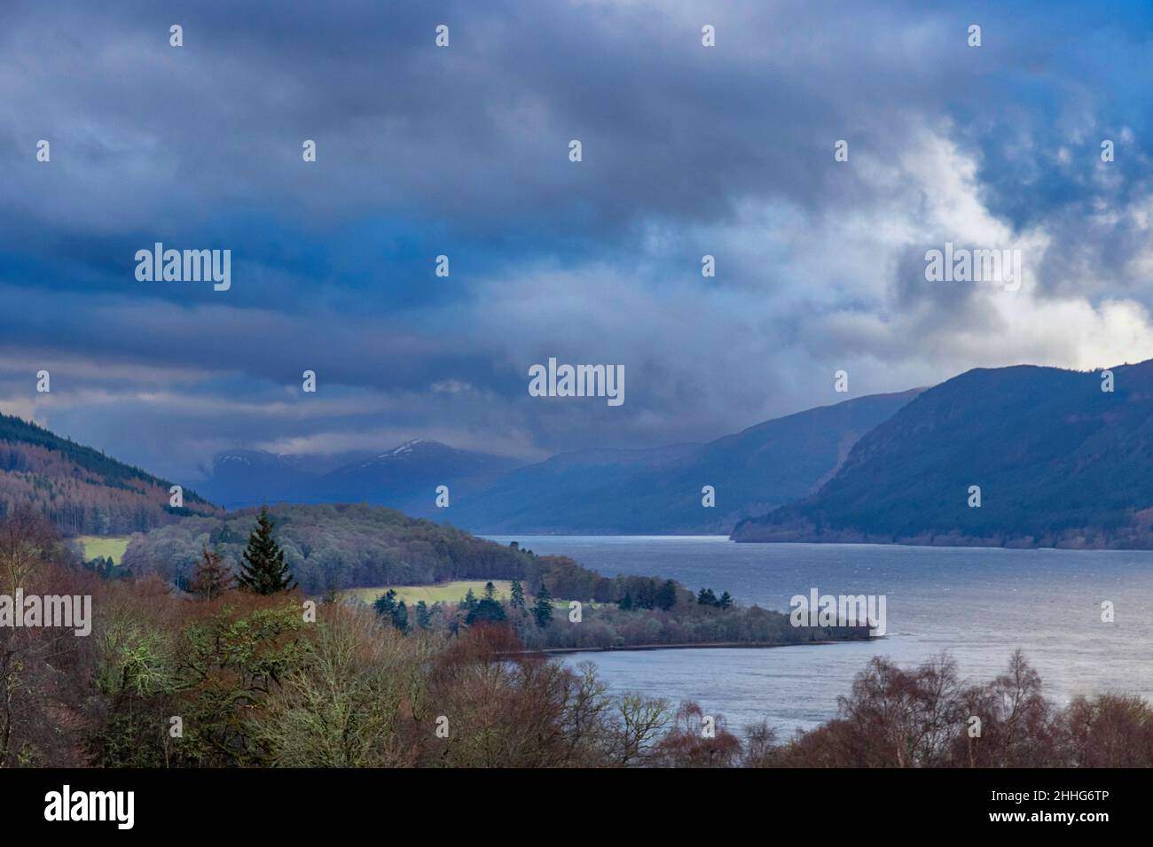 LOCH NESS HIGHLANDS SCHOTTLAND SÜDSEITE MIT BÄUMEN IM WINTER Stockfoto