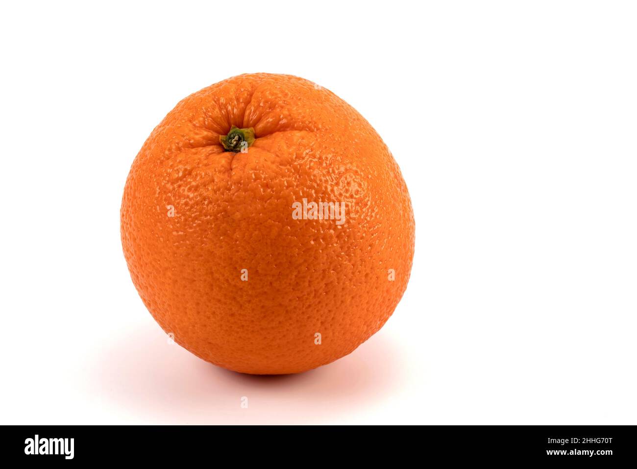 Frische orange Früchte isoliert auf weißem Hintergrund. Frische Bio-Früchte. Volle Schärfentiefe Stockfoto