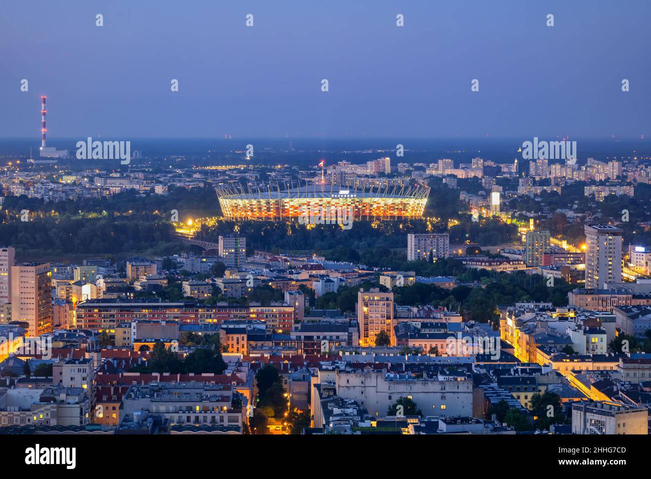 Stadt Warschau in Polen, Stadtbild in der frühen Nacht mit Nationalstadion in der Ferne. Stockfoto