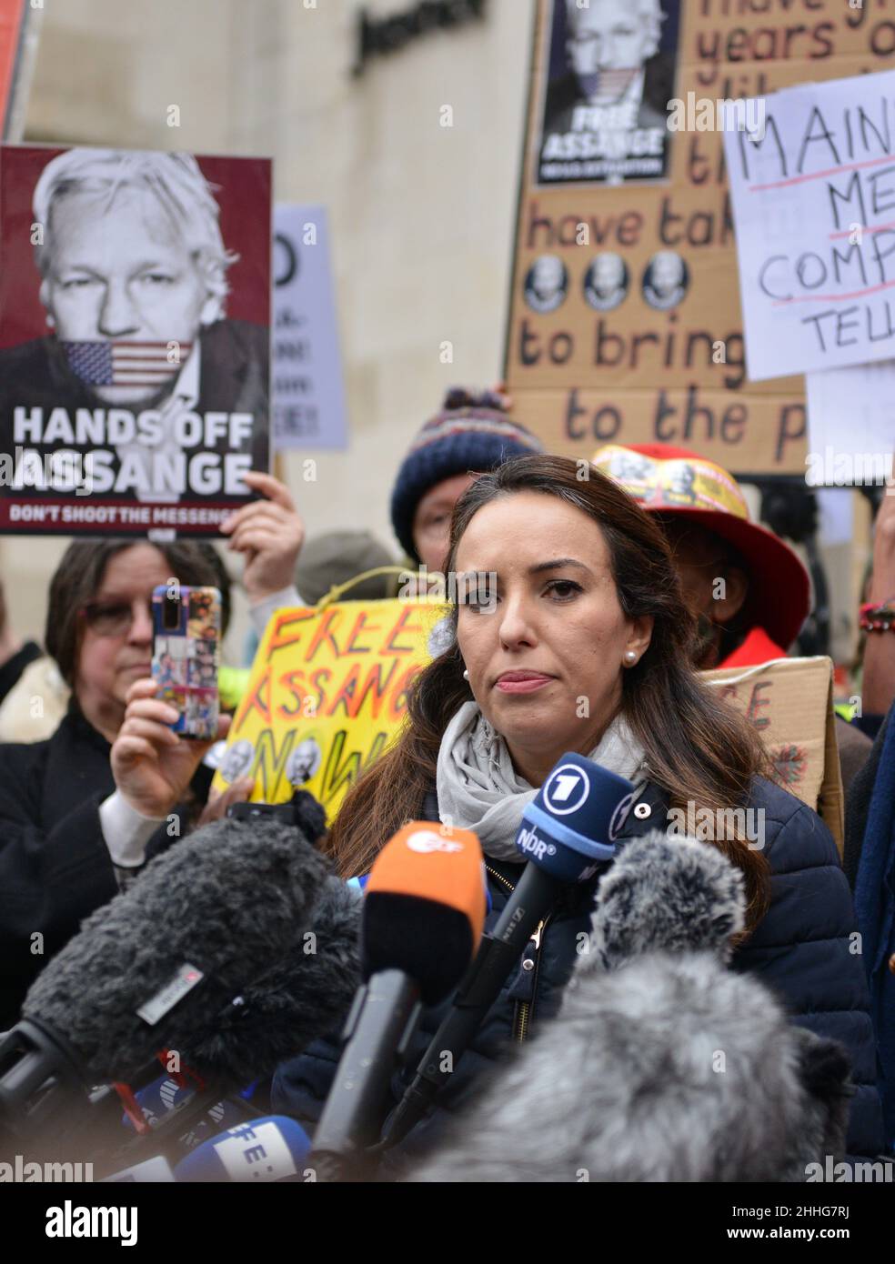 Stella Moris, die Verlobte von Julian Assange, spricht mit den Medien vor den Royal Courts of Justice in London. Assange erteilte die Erlaubnis, beim obersten Gericht Großbritanniens Einspruch gegen die Auslieferung einzulegen. Stockfoto